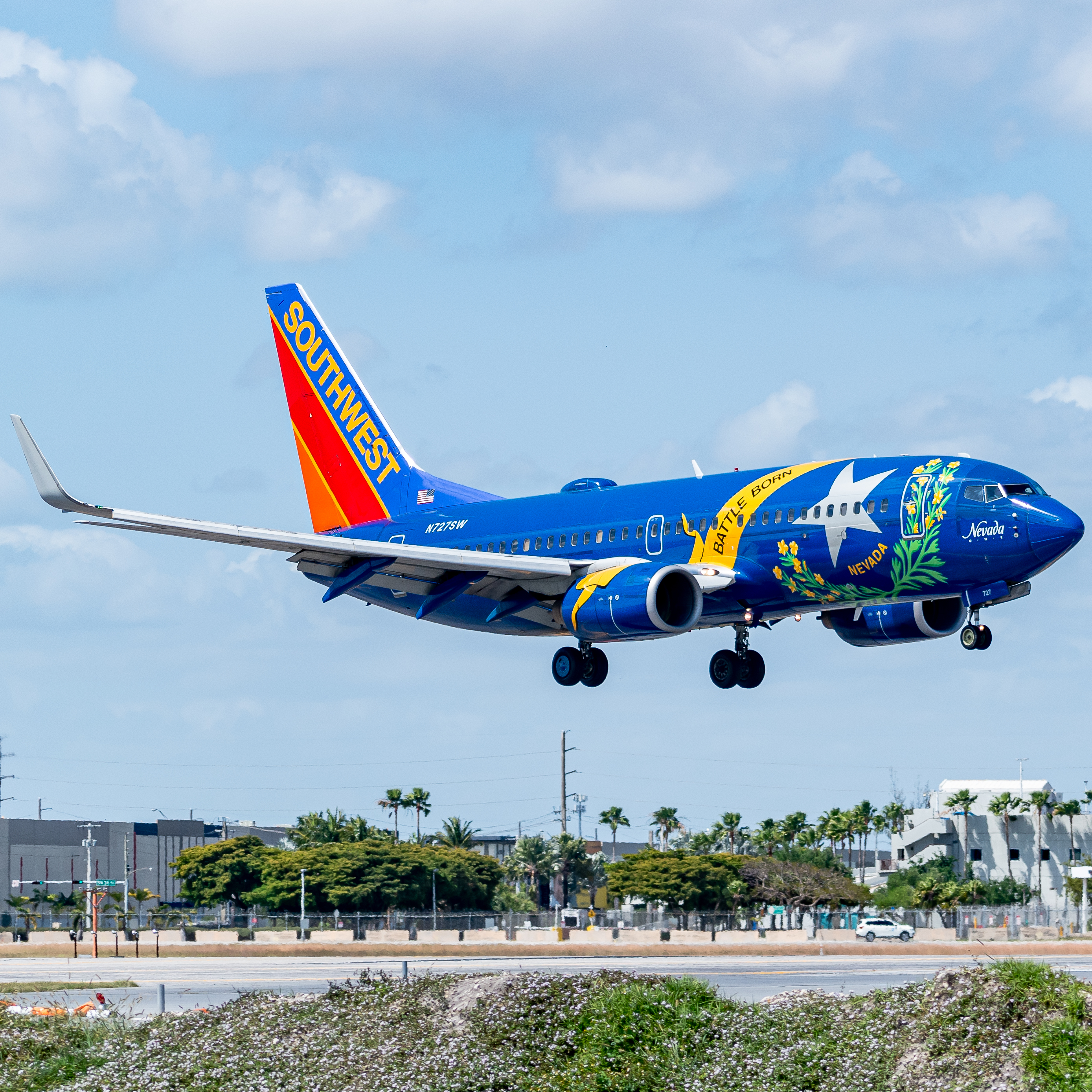 Full size: Southwest Airlines Boeing 737-700 N727SW at Miami International Airport