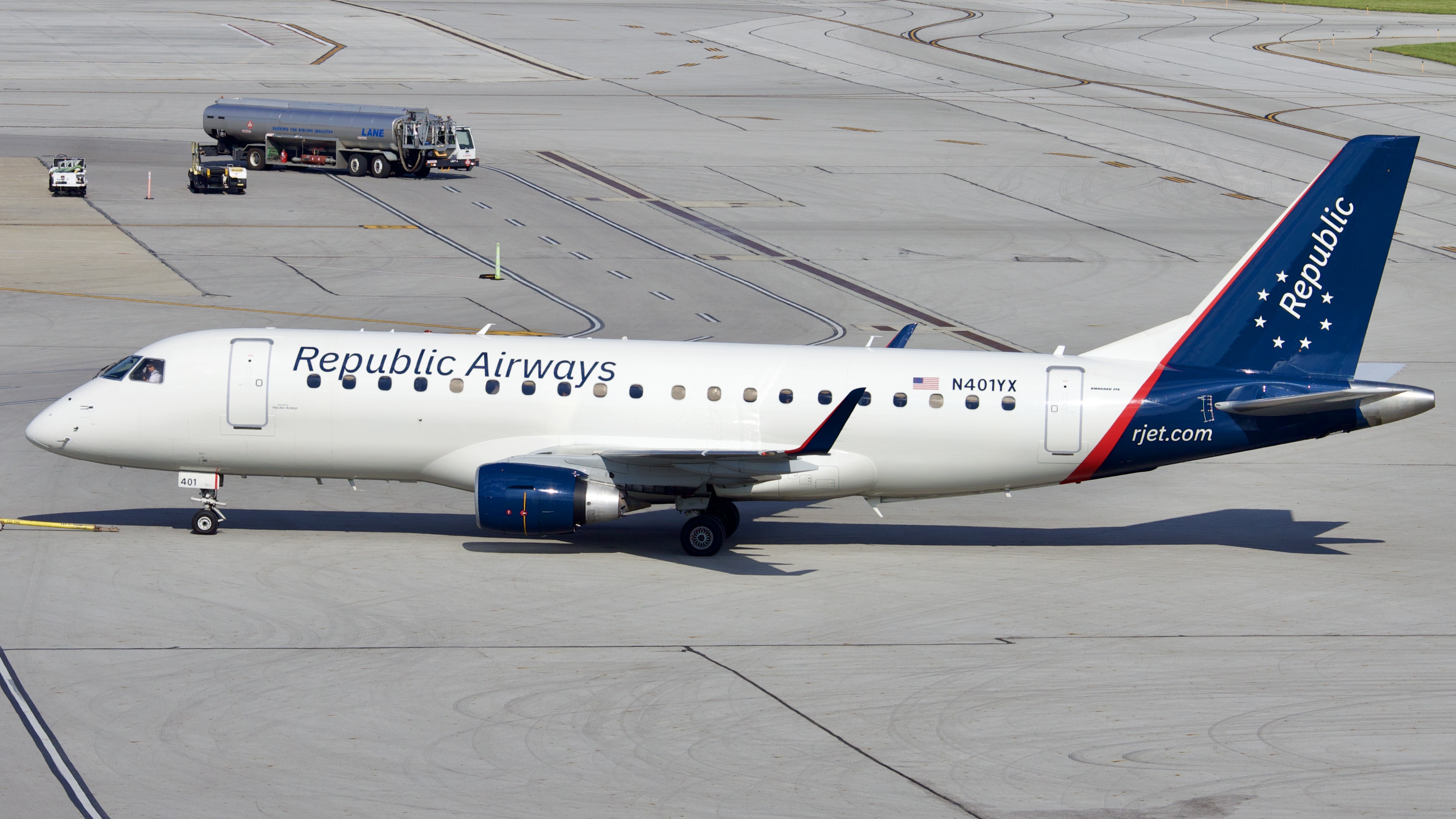 Full size: Republic Airways Embraer E175 N401YX at John Glenn Columbus International Airport