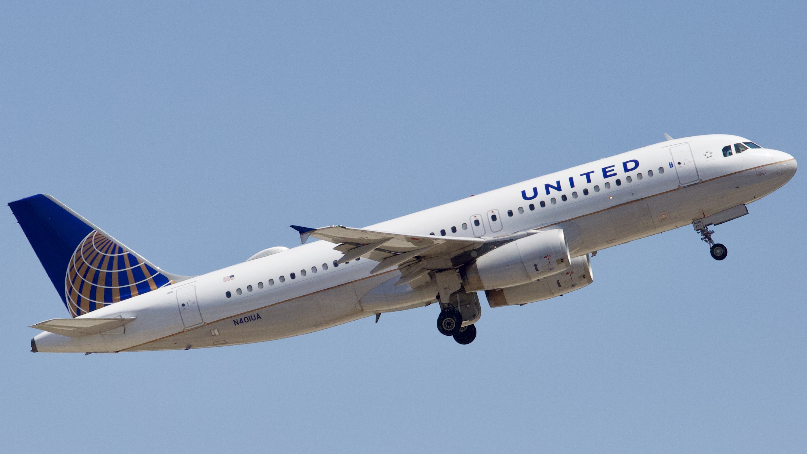 Full size: United Airlines Airbus A320 N401UA at Houston-George Bush Intercontinental Airport