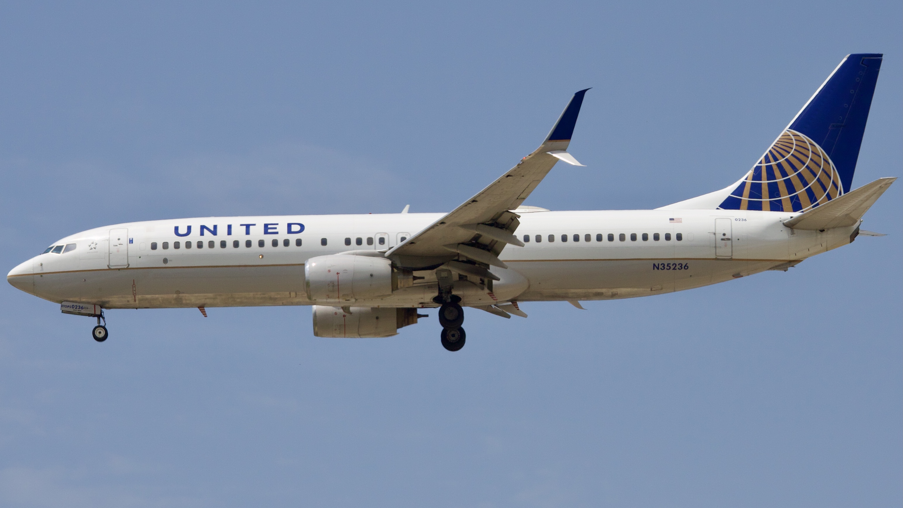 Full size: United Airlines Boeing 737-800 N35236 at Houston-George Bush Intercontinental Airport