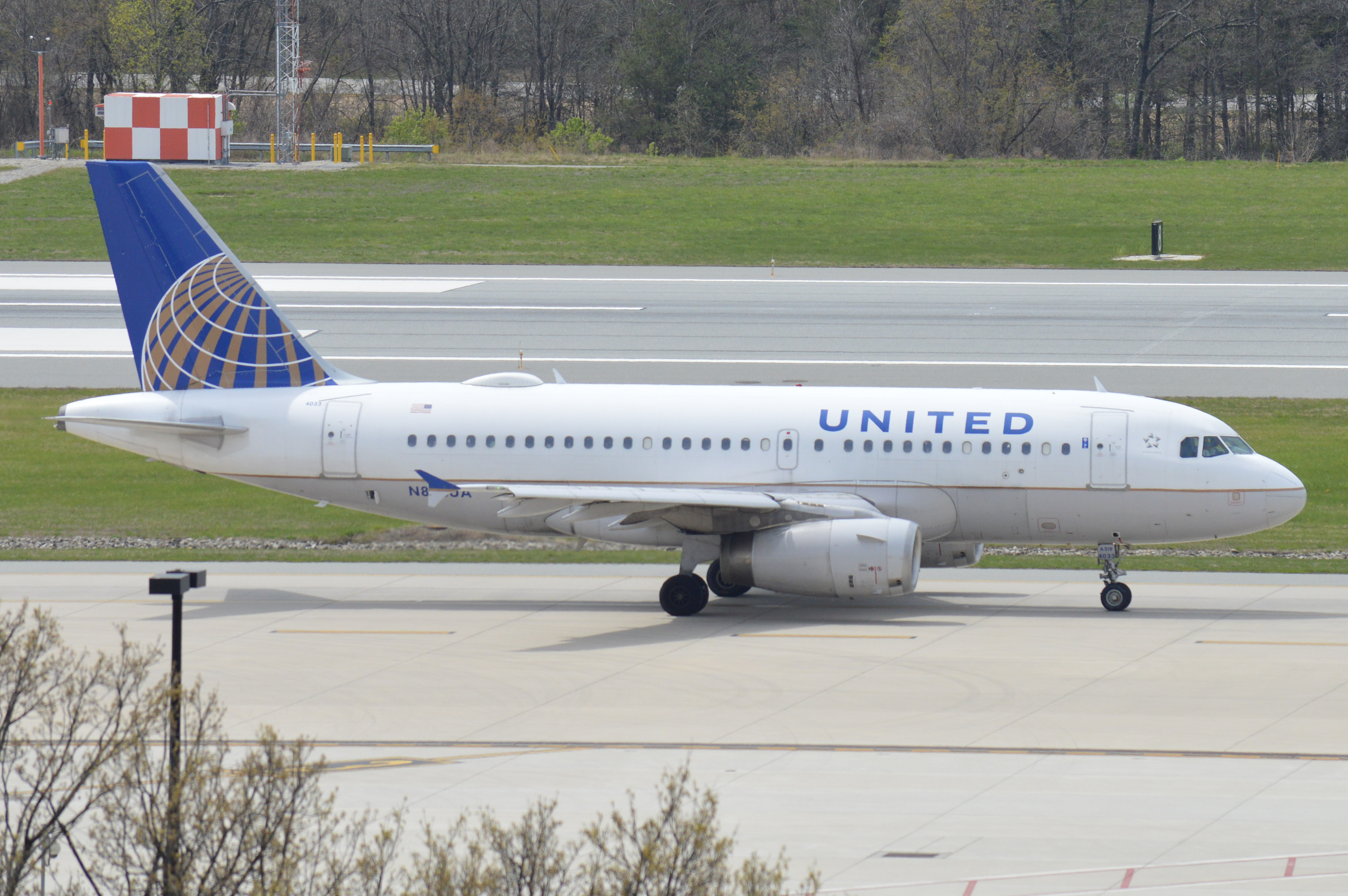 Full size: United Airlines Airbus A319 N833UA at Baltimore/Washington International Thurgood Marshall Airport