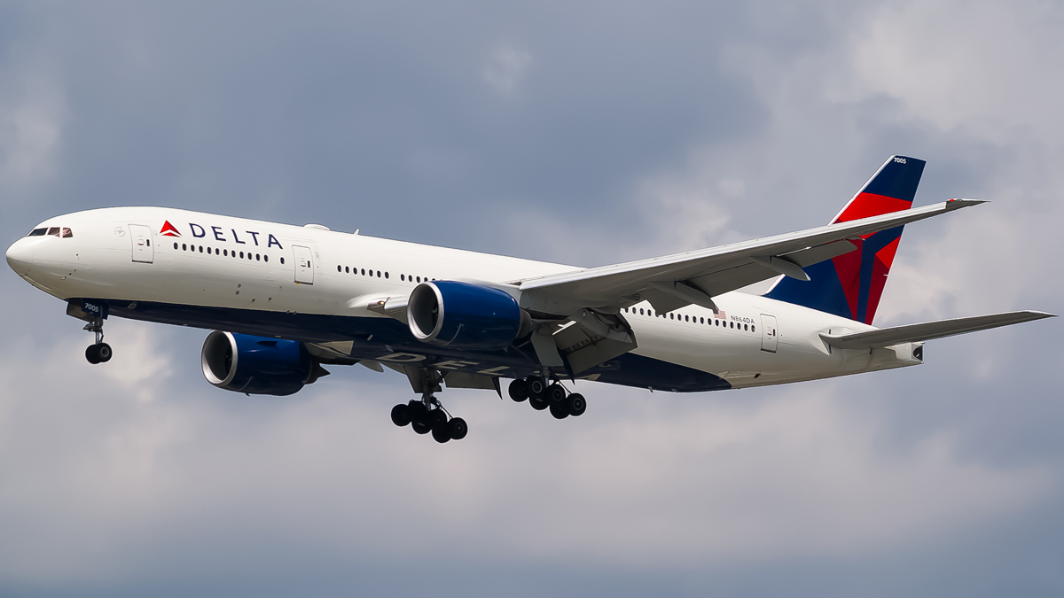 Full size: Delta Airlines Boeing 777-200ER N864DA  at Hunter Army Airfield