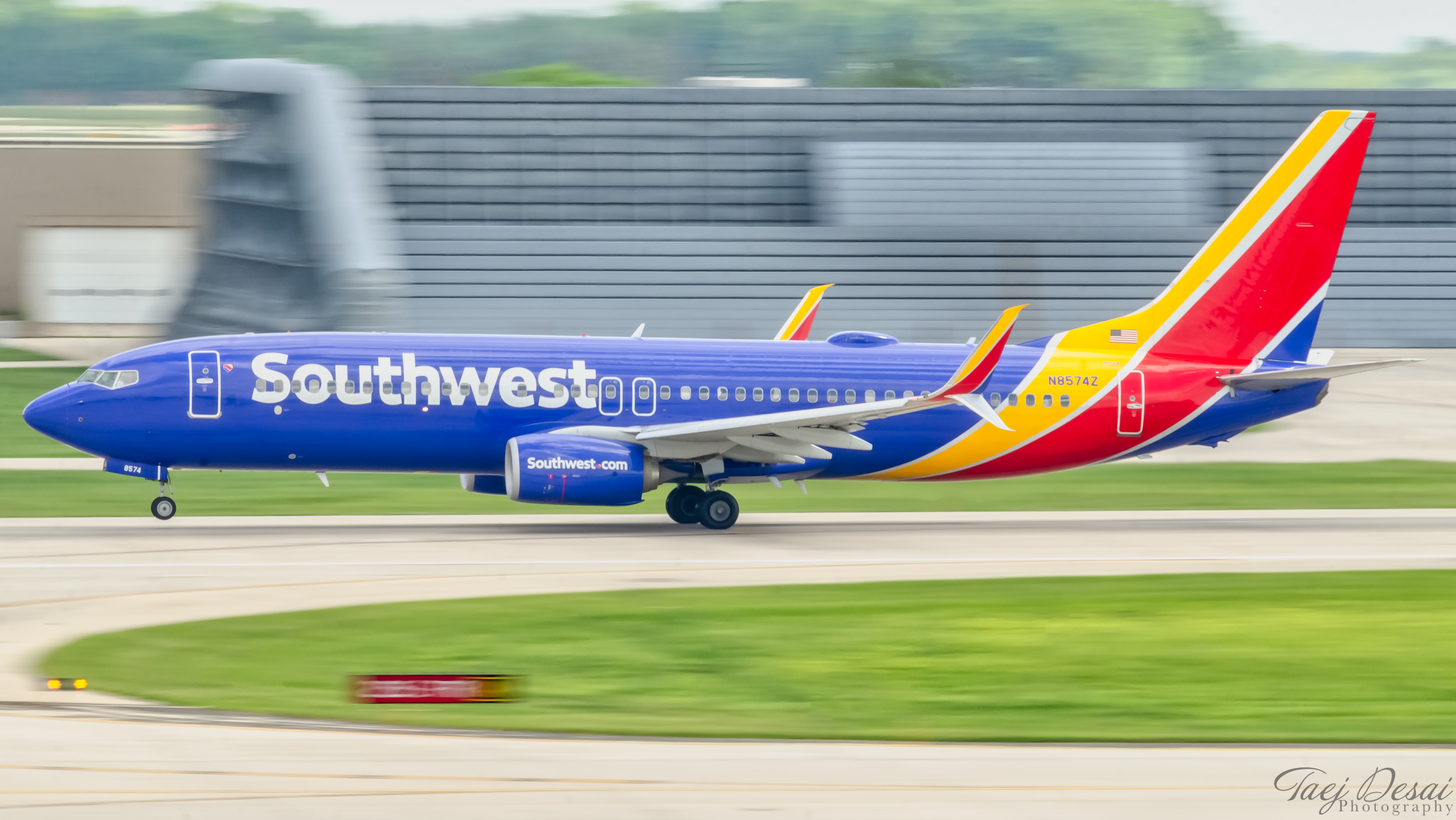 Full size: Southwest Airlines Boeing 737-800 N8574Z at General Mitchell International Airport