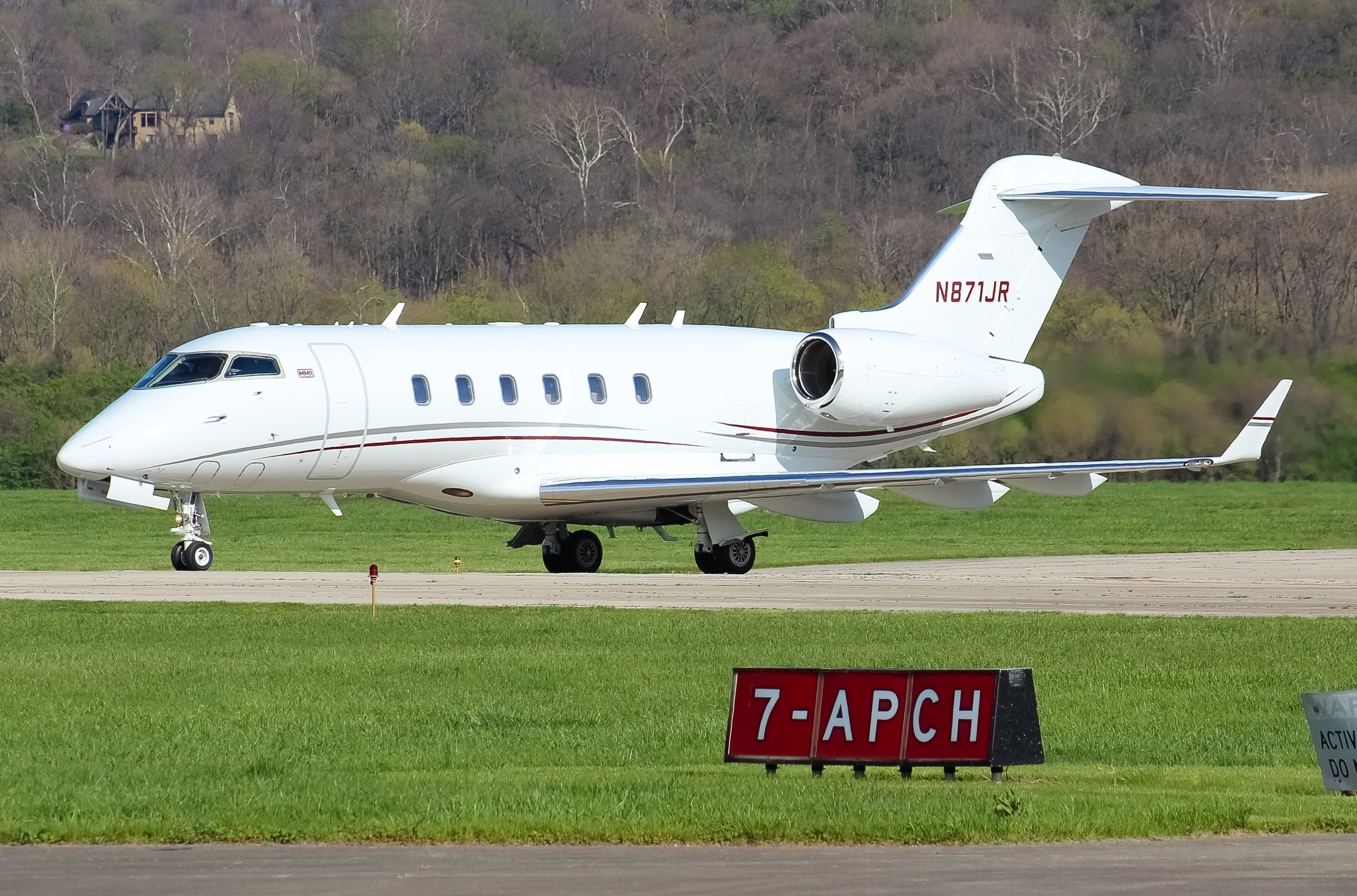 Full size: PRIVATE  Bombardier Challenger 350  N871JR at Cincinnati Municipal Airport/Lunken Field
