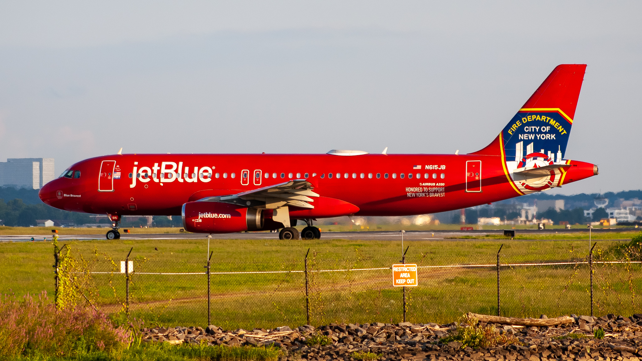 Full size: JetBlue Airways Airbus A320 N615JB at Ronald Reagan National Airport
