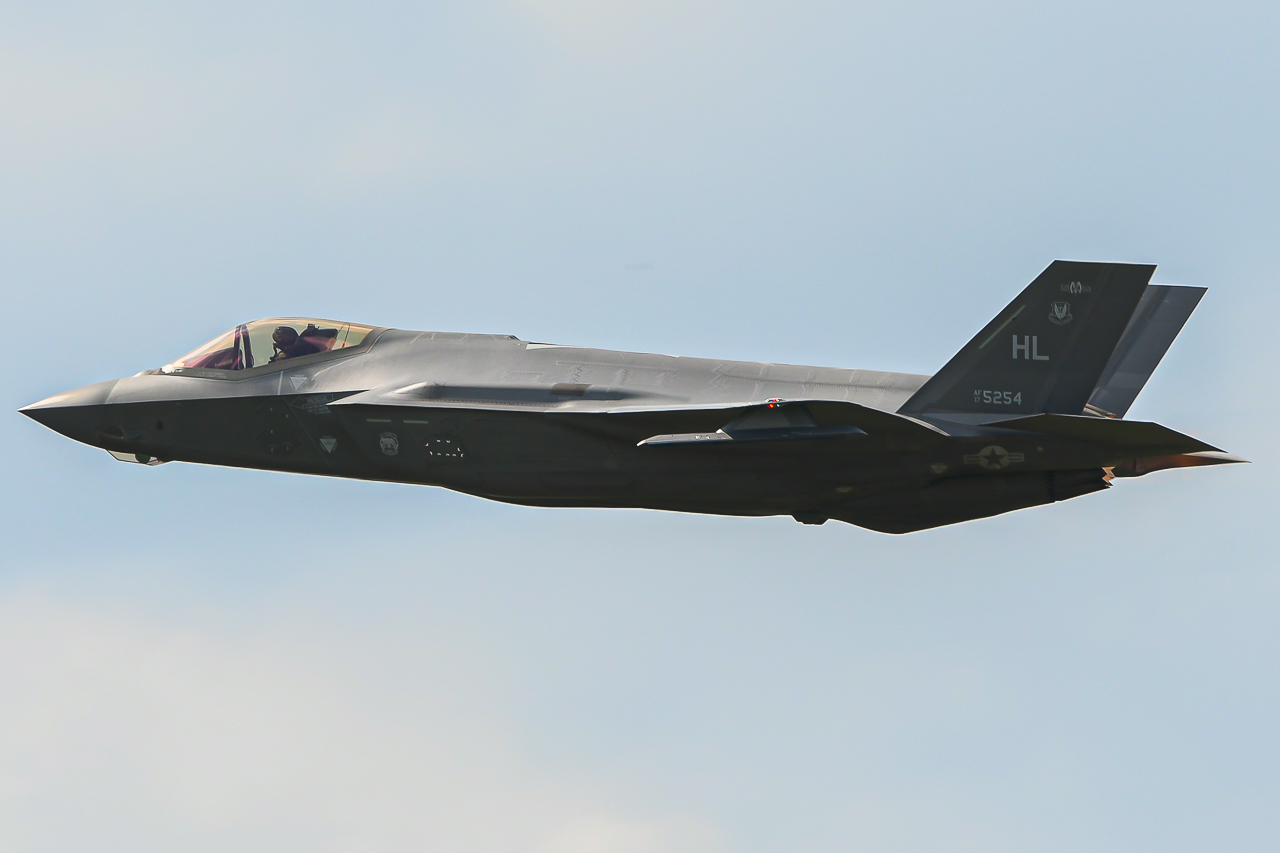 Full size: USAF - United States Air Force Lockheed Martin F-35 Lightning 17-5254 at Youngstown Warren Regional Airport