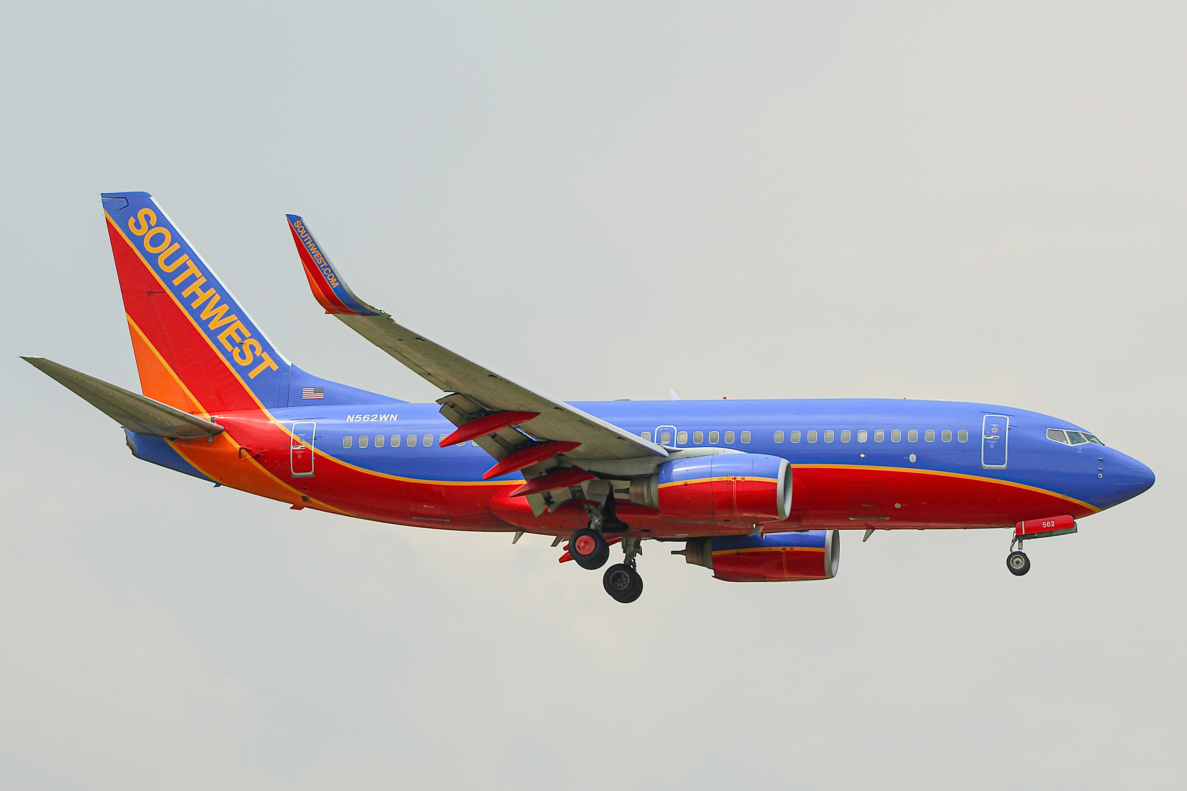 Full size: Southwest Airlines Boeing 737-700 N562WN at General Mitchell International Airport