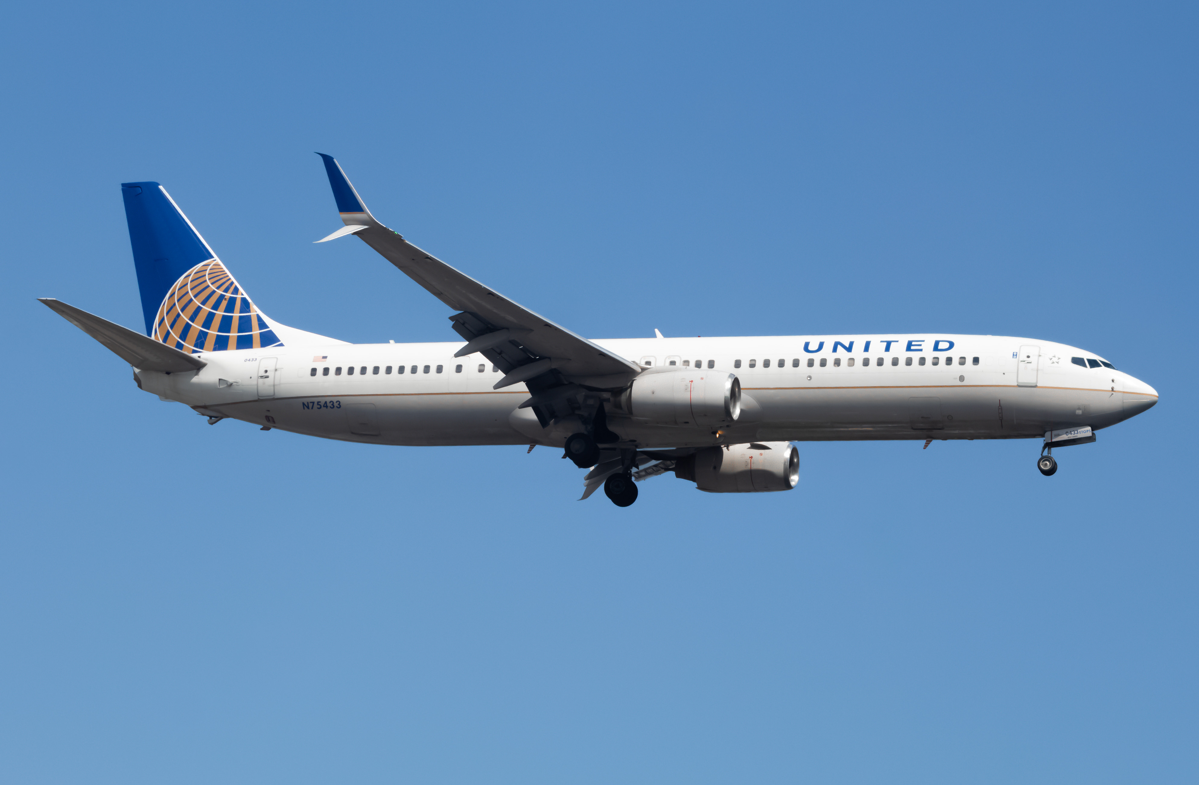 Full size: United Airlines Boeing 737-900ER N75433 at Newark Liberty International Airport