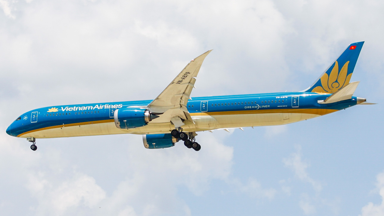 Full size: Vietnam Airways Boeing 787-10 VN-A879 at Houston-George Bush Intercontinental Airport
