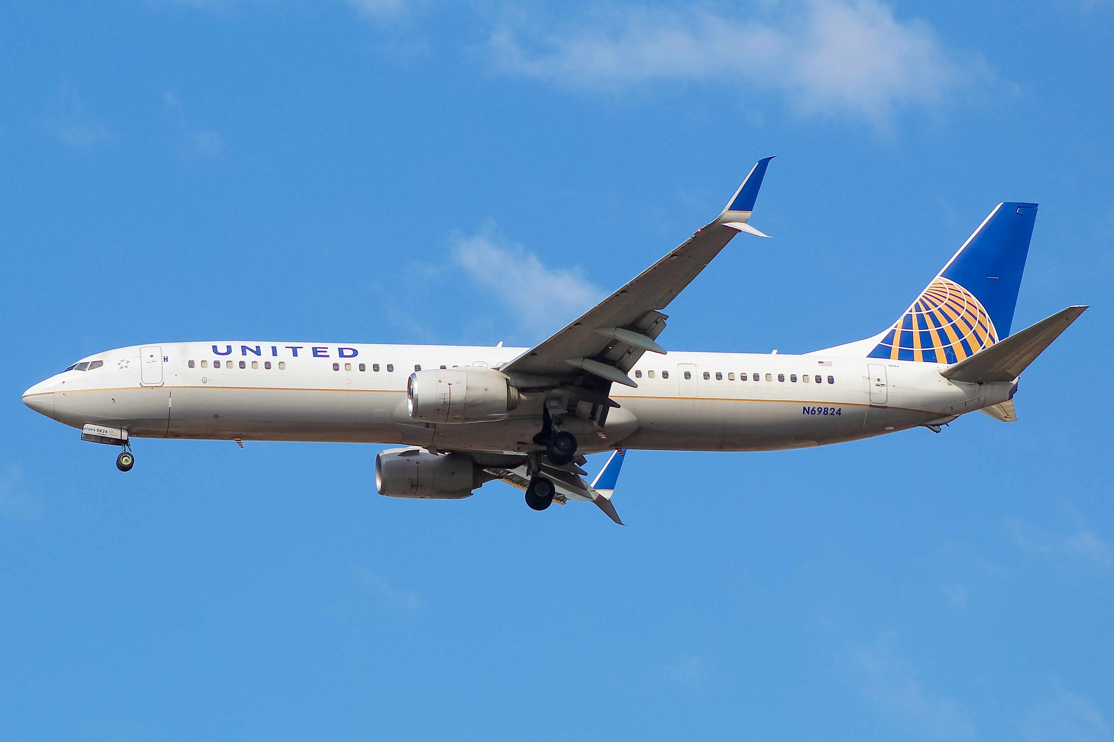 Full size: United Airlines Boeing 737-900ER N69824 at Chicago O'Hare International Airport