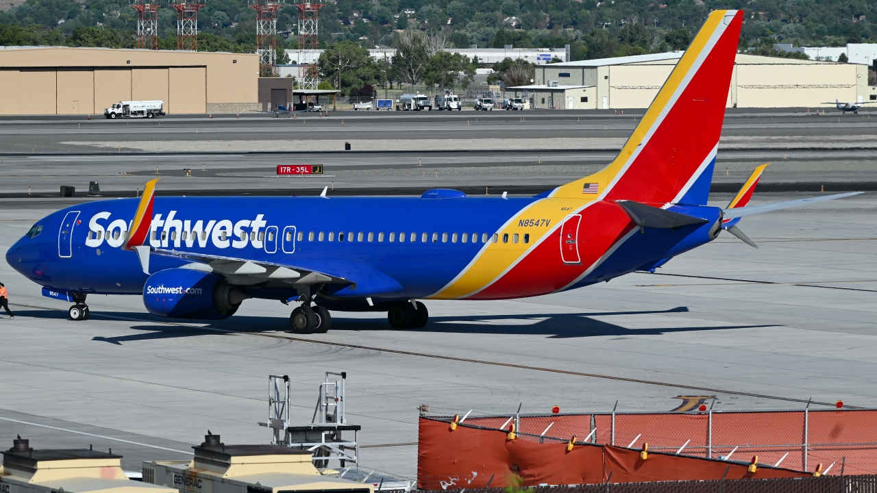 Full size: Southwest Airlines Boeing 737-800 N8547V at Reno/Tahoe International Airport