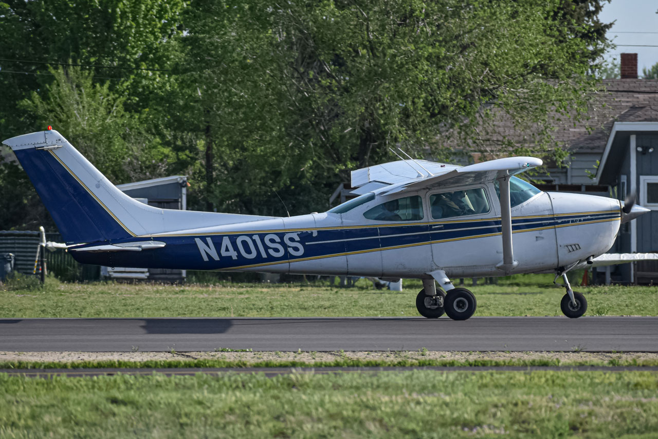 Full size: PRIVATE Cessna 172 N401SS at Boulder Municipal Airport