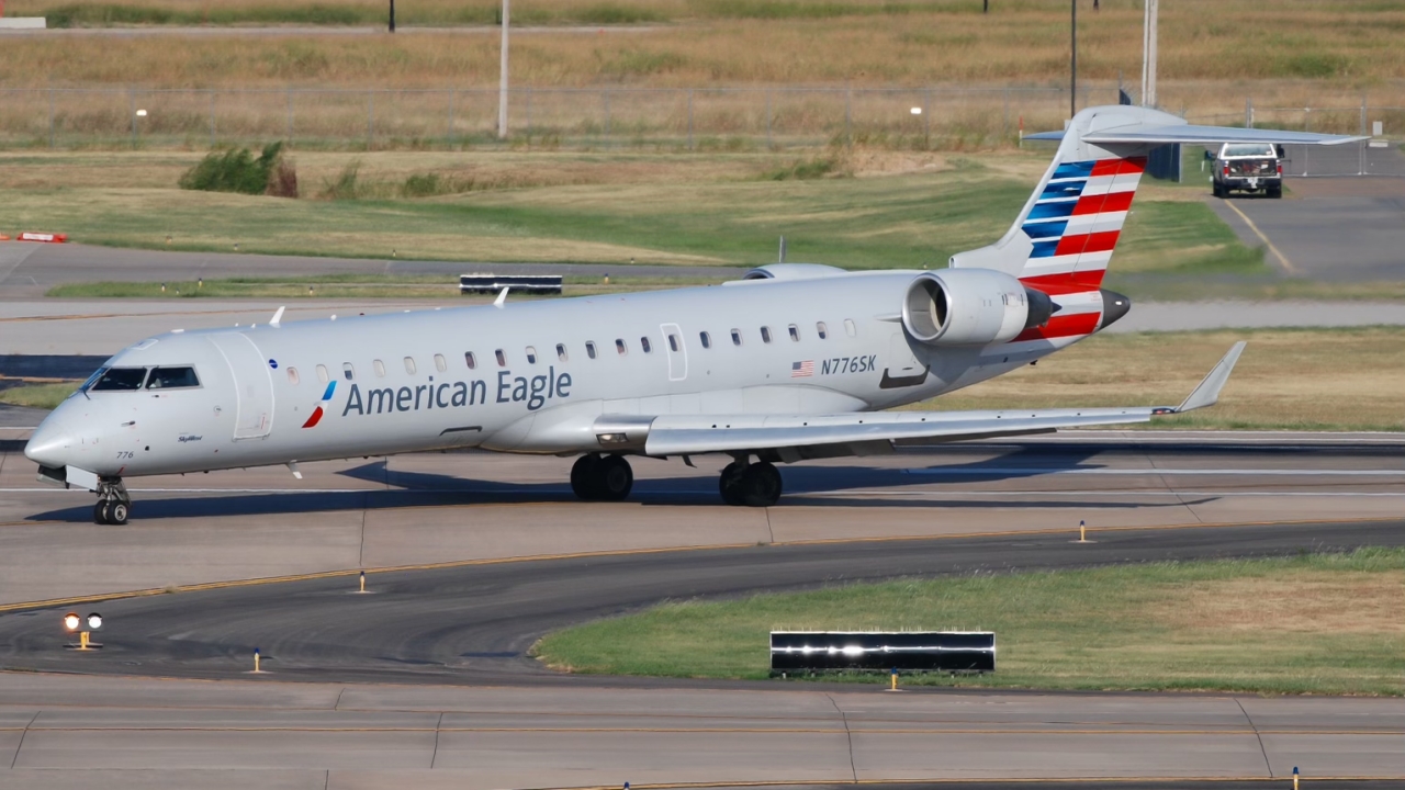 Full size: American Airlines Mitsubishi CRJ-700 N776SK at Will Rogers World Airport