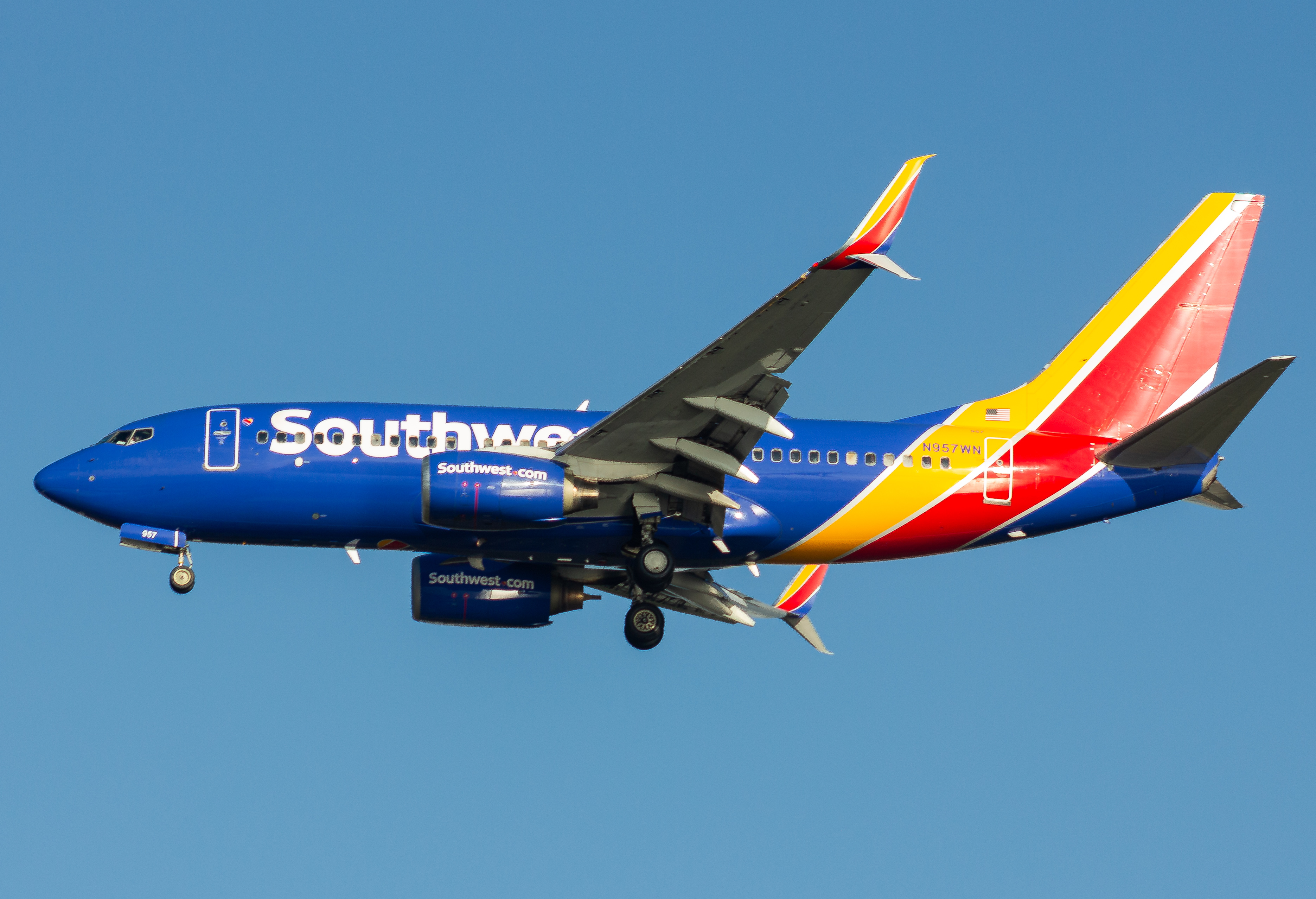 Full size: Southwest Airlines Boeing 737-700 N957WN at Tampa International Airport