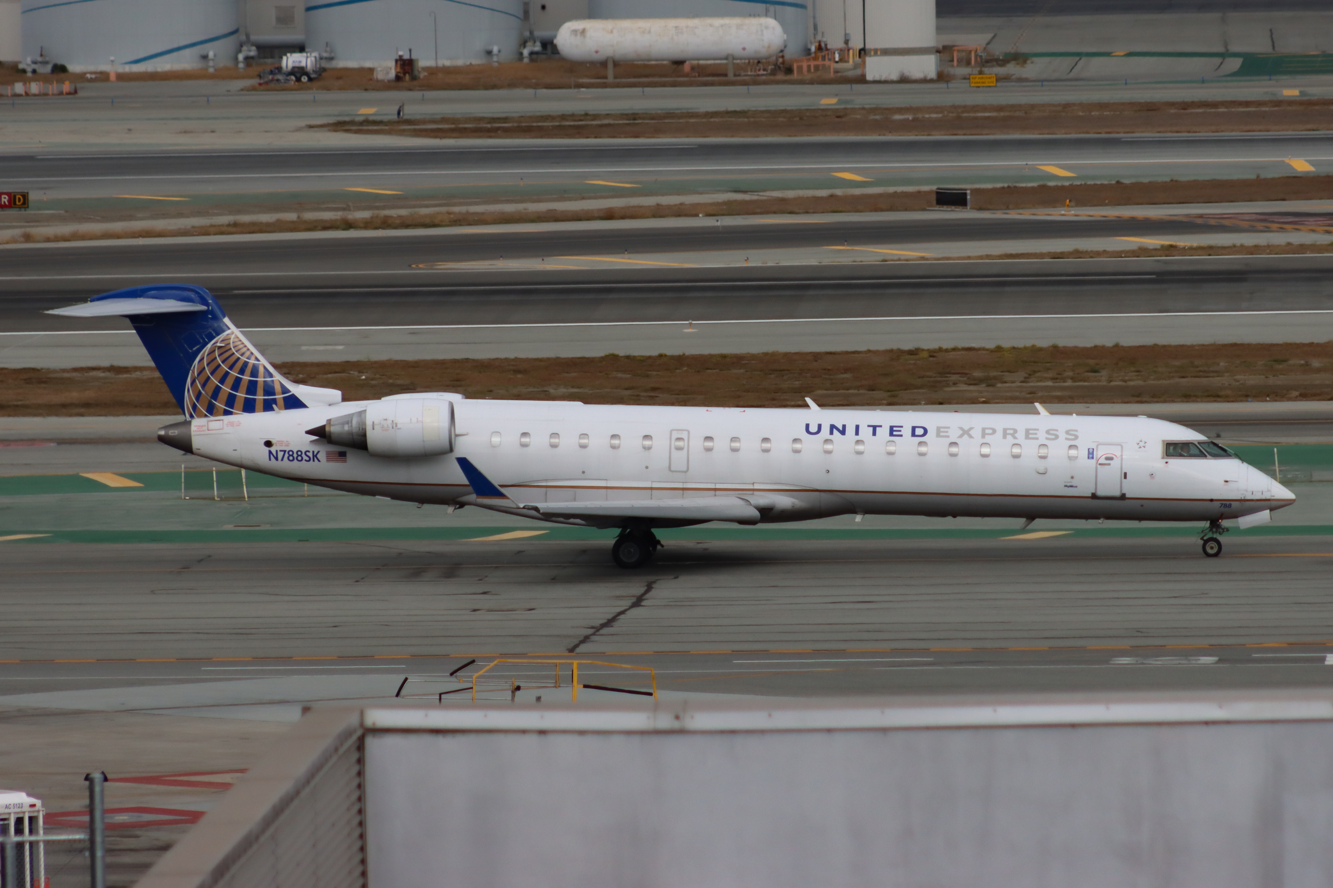 Full size: United Express Mitsubishi CRJ-700 N788SK at San Francisco International Airport