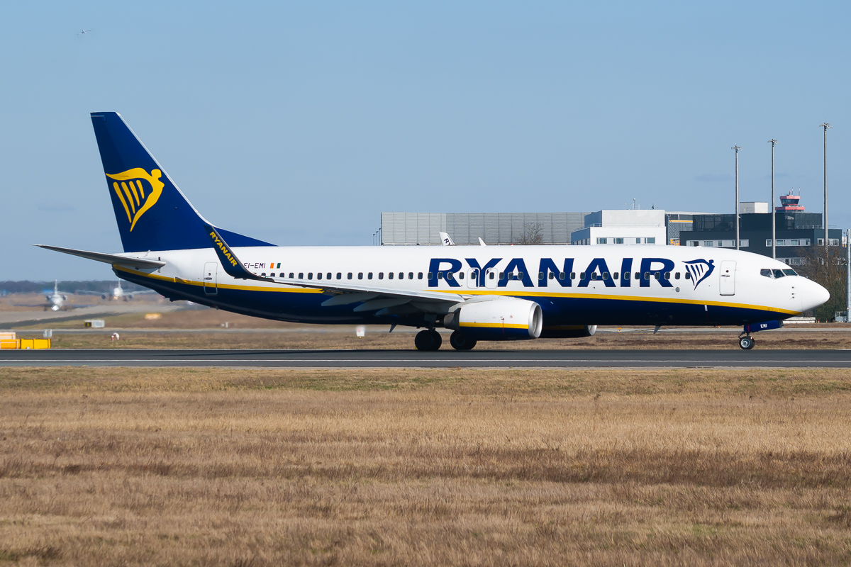 Full size: RyanAir Boeing 737-800 EI-EMI at Frankfurt International Airport