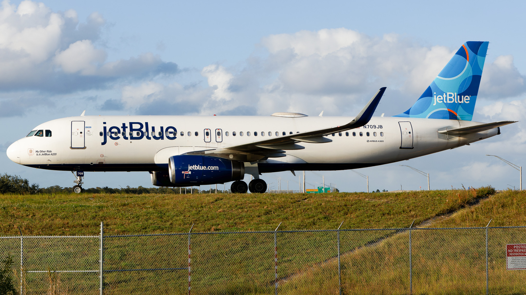 Full size: JetBlue Airways Airbus A320 N709JB at Orlando International Airport