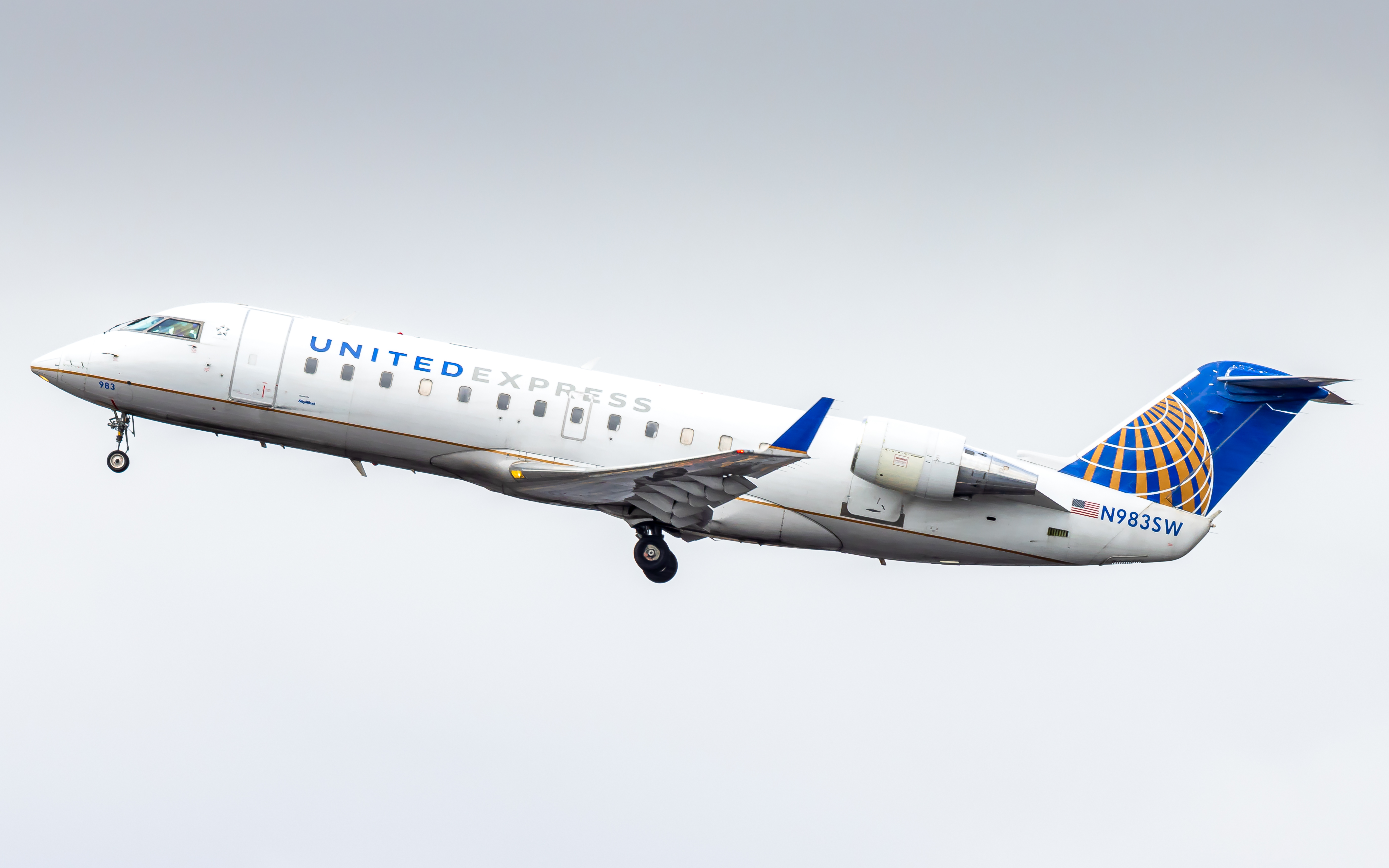 Full size: SkyWest Airlines Mitsubishi CRJ-200 N983SW at Roberts Field Airport