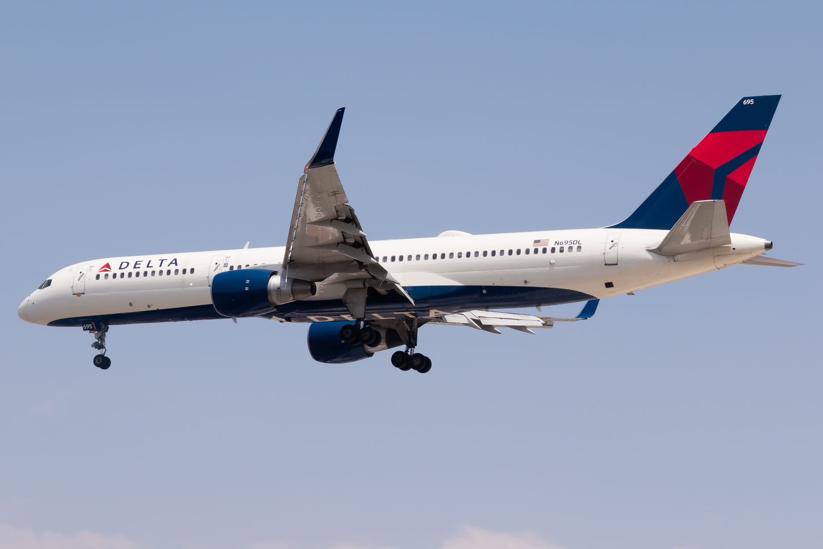 Full size: Delta Airlines Boeing 757-200 N695DL at Mexico City International Airport