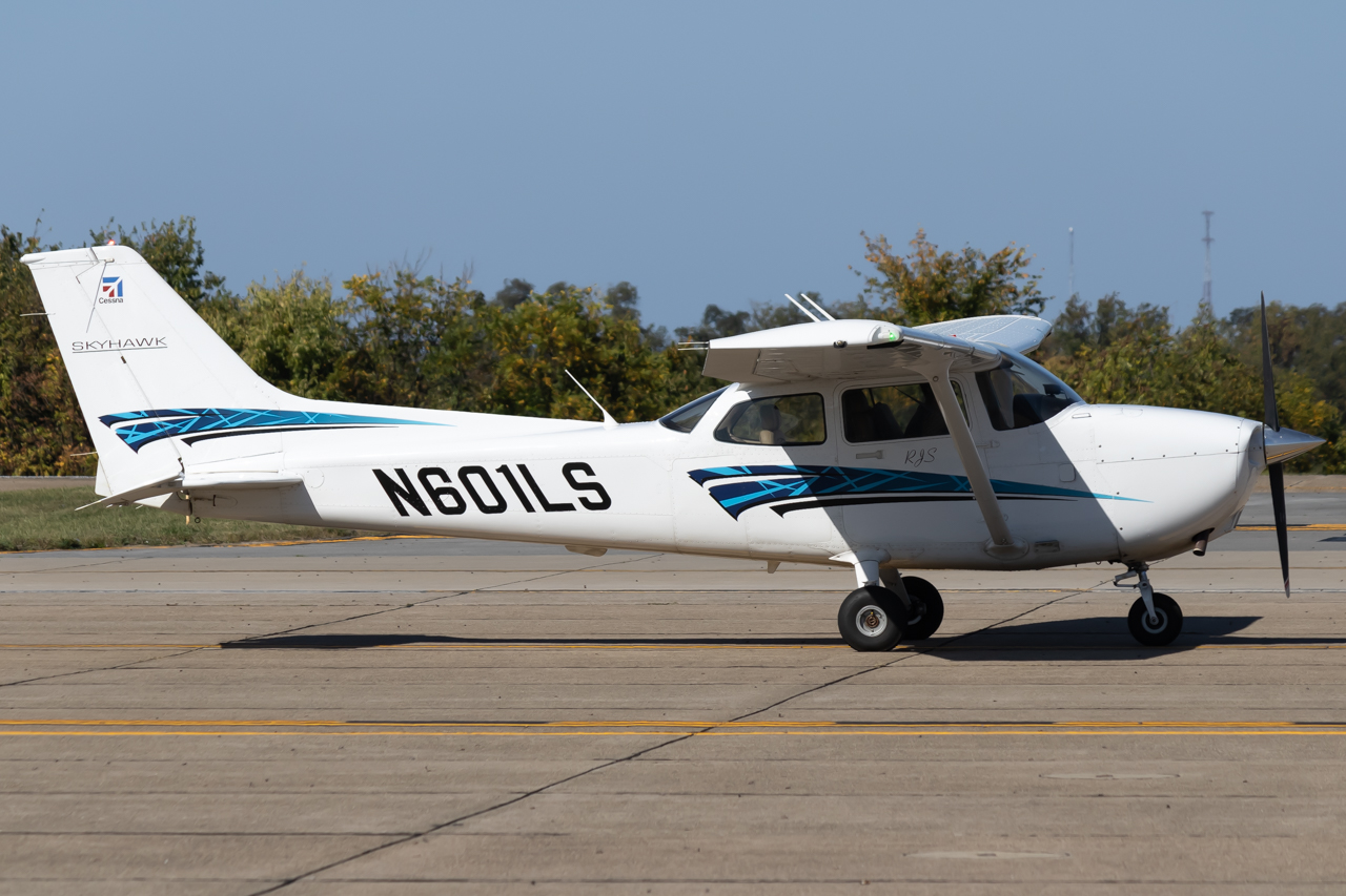 Full size: PRIVATE Cessna 172 N601LS at Pittsburgh Allegheny County Airport