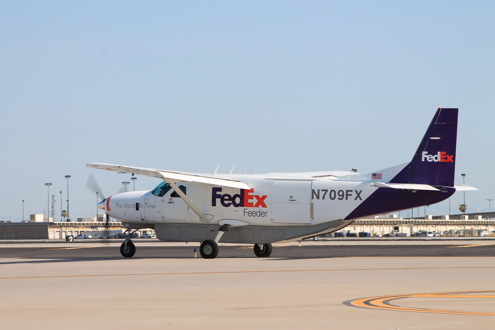 Full size: FedEx Cessna 208 Grand Caravan N709FX at Phoenix Sky Harbor International Airport