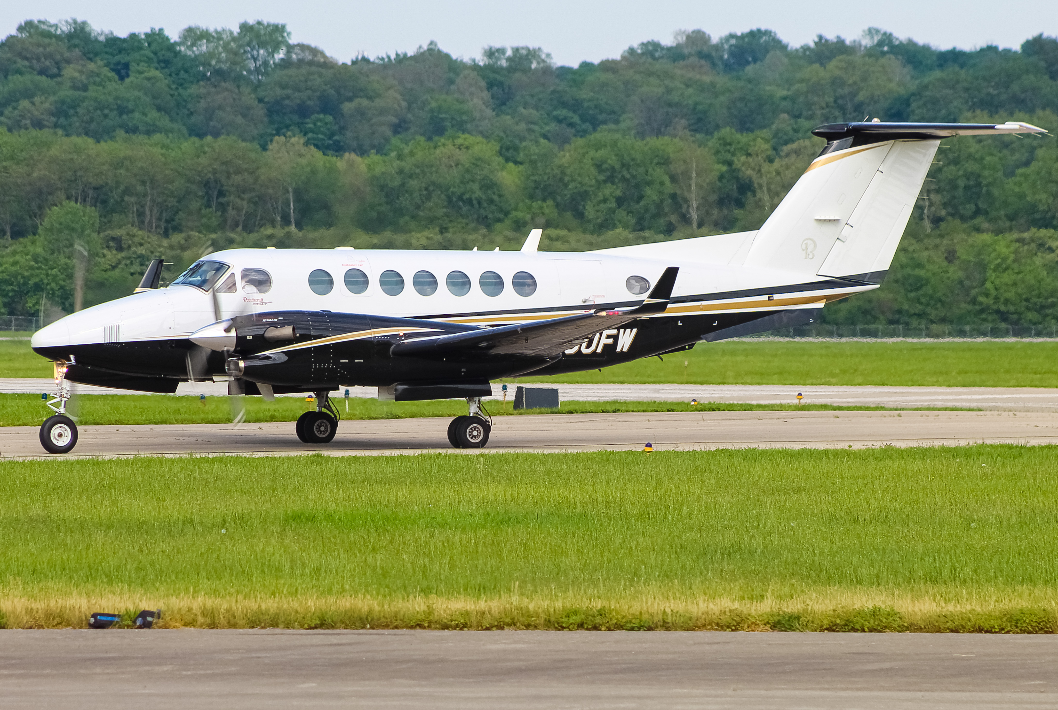 Full size: PRIVATE  Beechcraft King Air 350 N350FW at Cincinnati Municipal Airport/Lunken Field