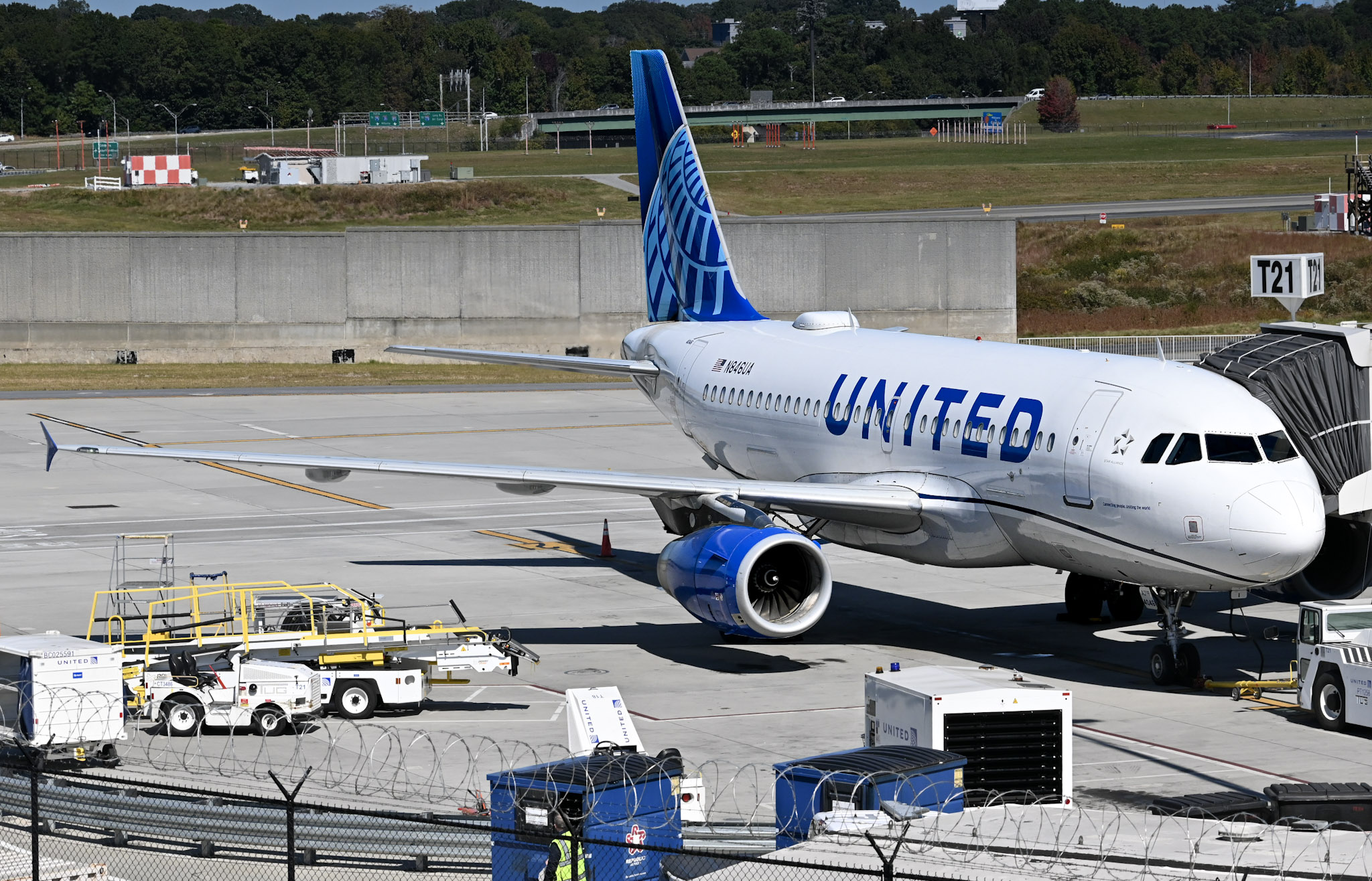 Full size: United Airlines Airbus A319 N846UA at Hartsfield-Jackson Atlanta International Airport