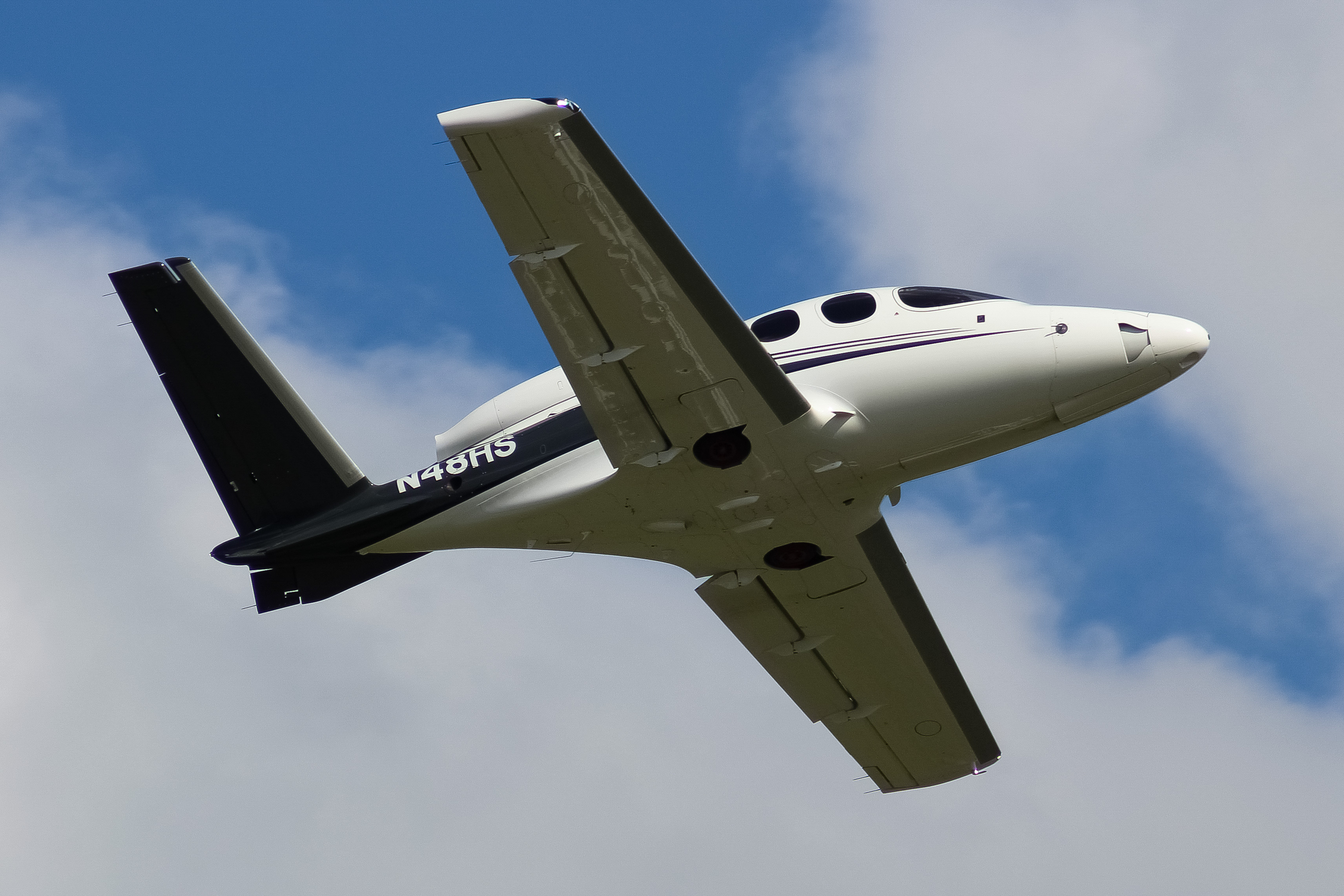 Full size: PRIVATE  Cirrus Vision Jet N48HS at Cincinnati Municipal Airport/Lunken Field