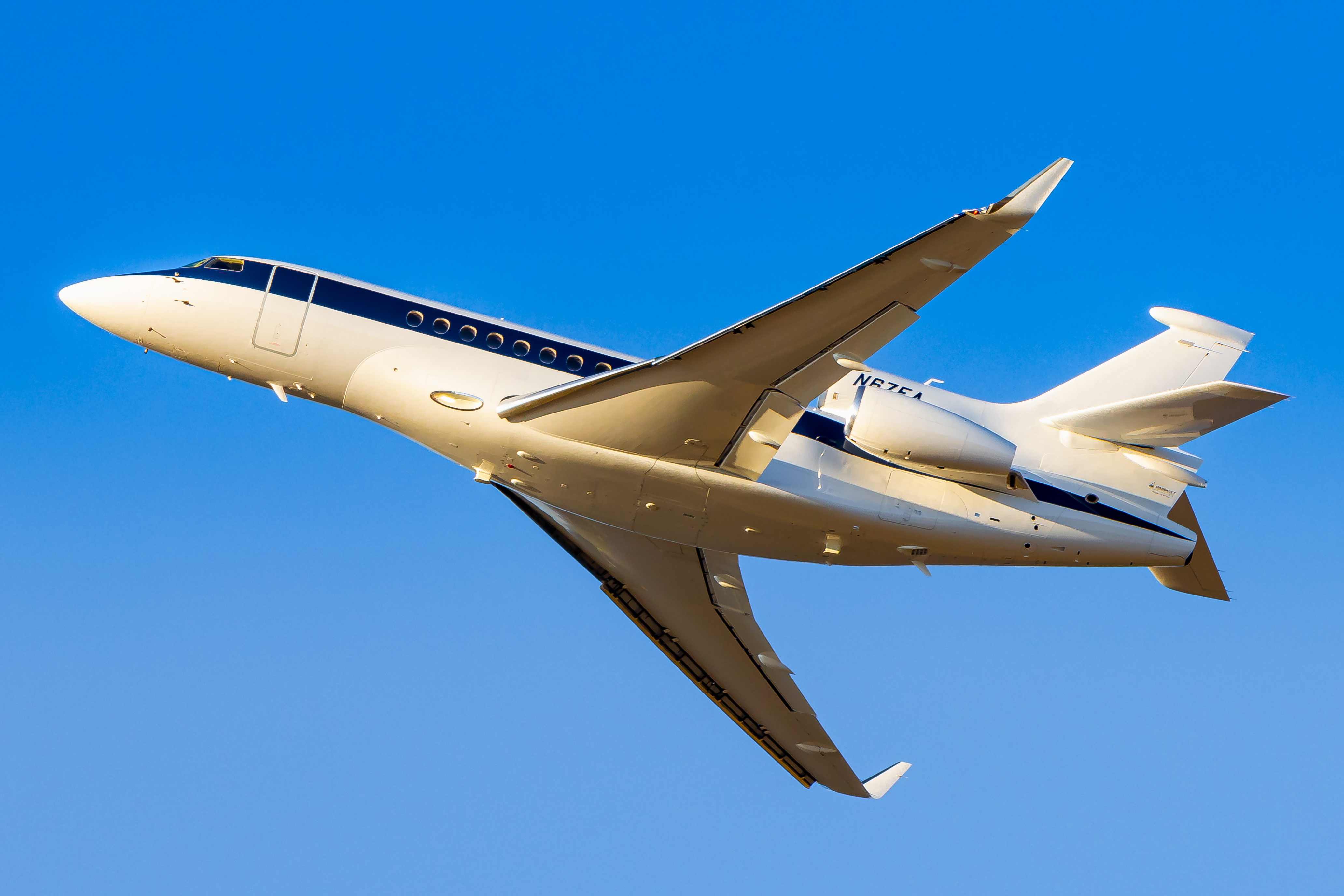 Full size: PRIVATE Dassault Falcon 7X N67EA at Portland International Airport