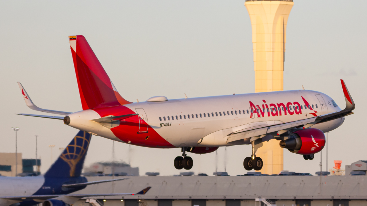 Full size: Avianca Airbus A320 N740AV at Miami International Airport