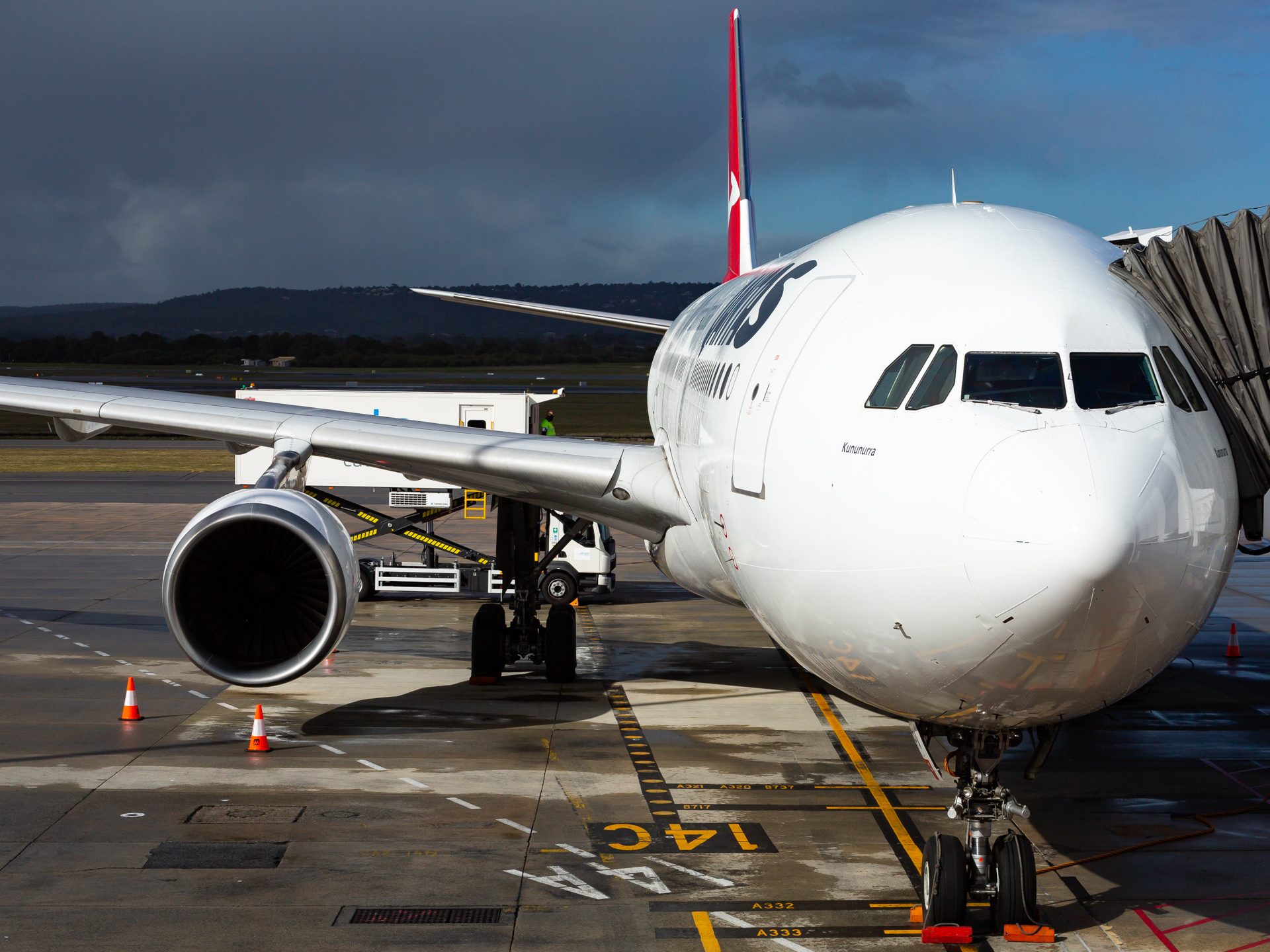 Full size: Qantas Airways Airbus A330-300 VH-QPA at Perth Airport