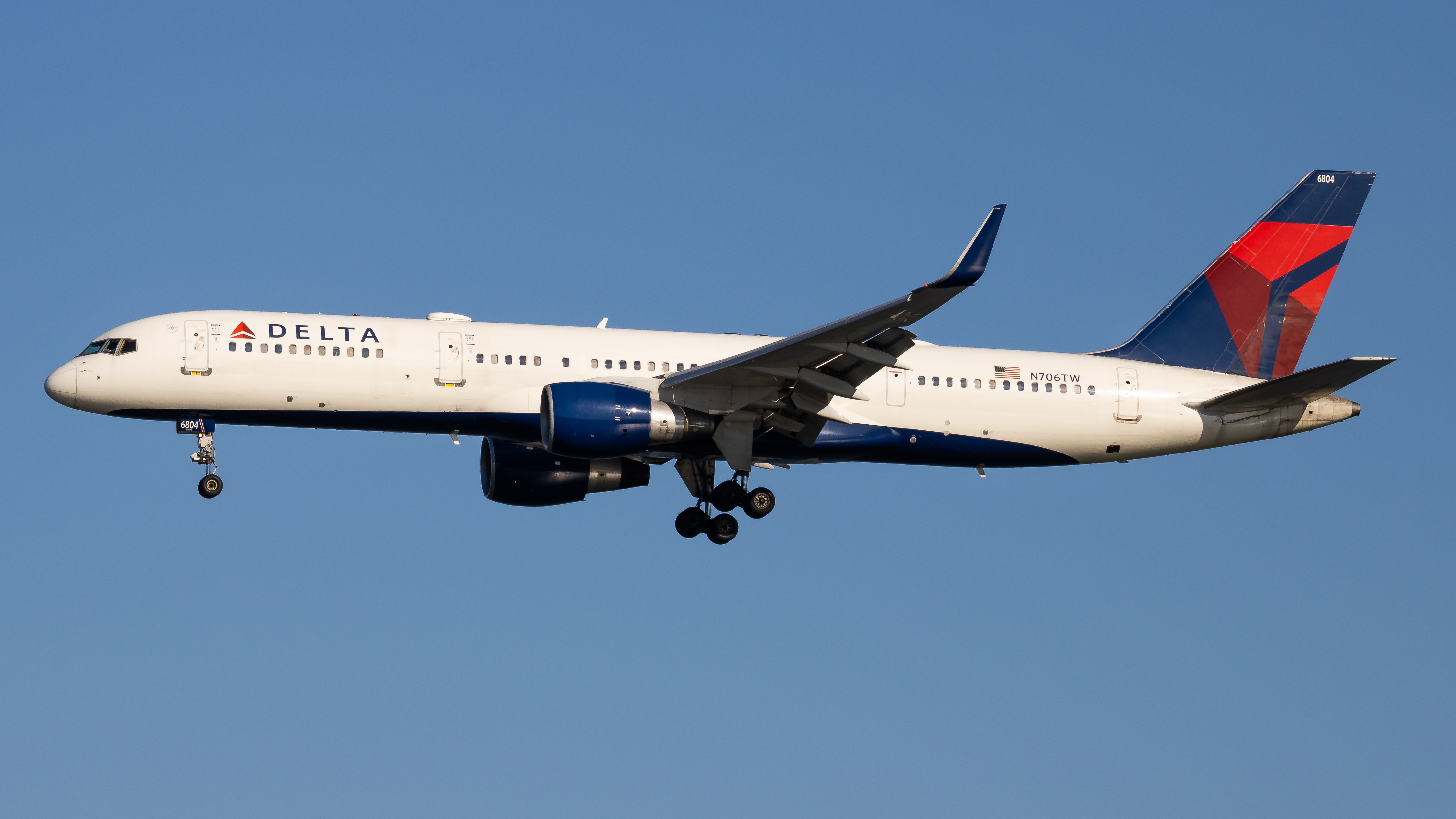 Full size: Delta Airlines Boeing 757-200 N706TW at Ronald Reagan National Airport