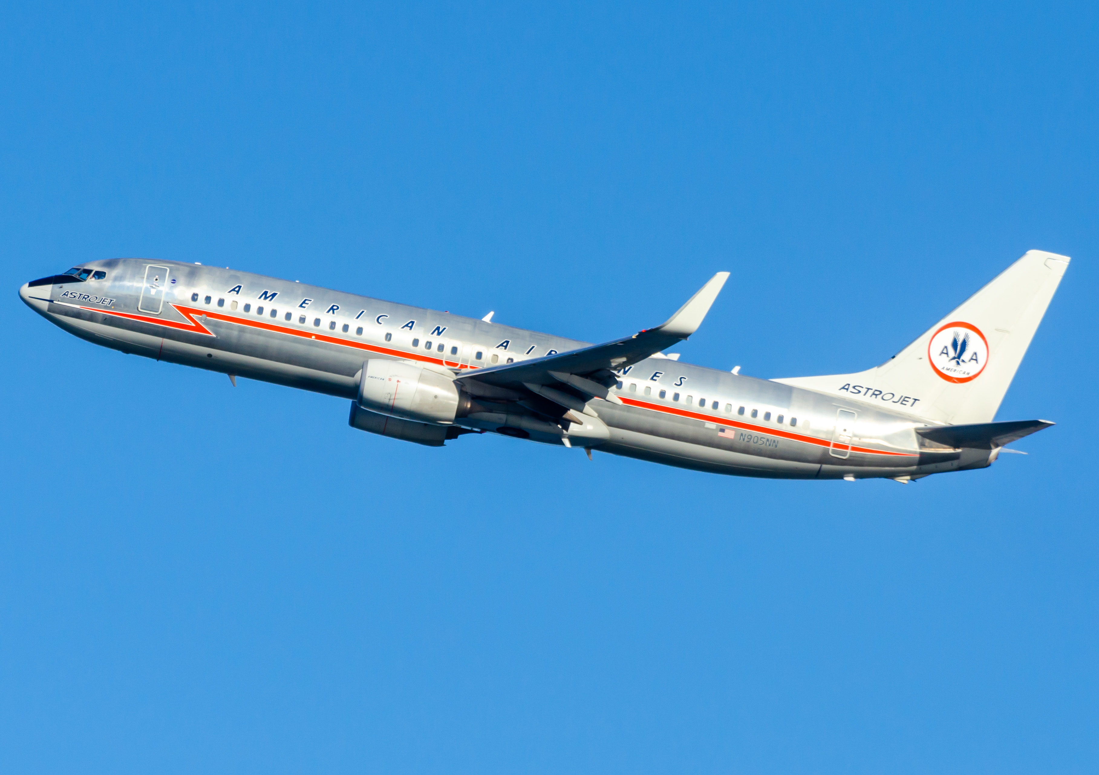 Full size: American Airlines Boeing 737-800 N905NN at Ronald Reagan National Airport