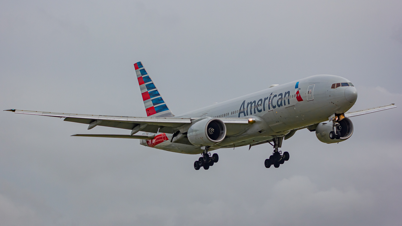 Full size: American Airlines Boeing 777-200ER N766AN at Miami International Airport