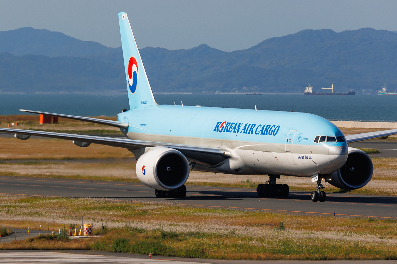 Full size: korean air cargo Boeing 777-F HL8005 at Kitakyushu Airport