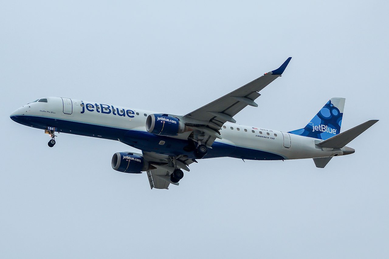 Full size: JetBlue Airways Embraer E190 N184JB at General Mitchell International Airport