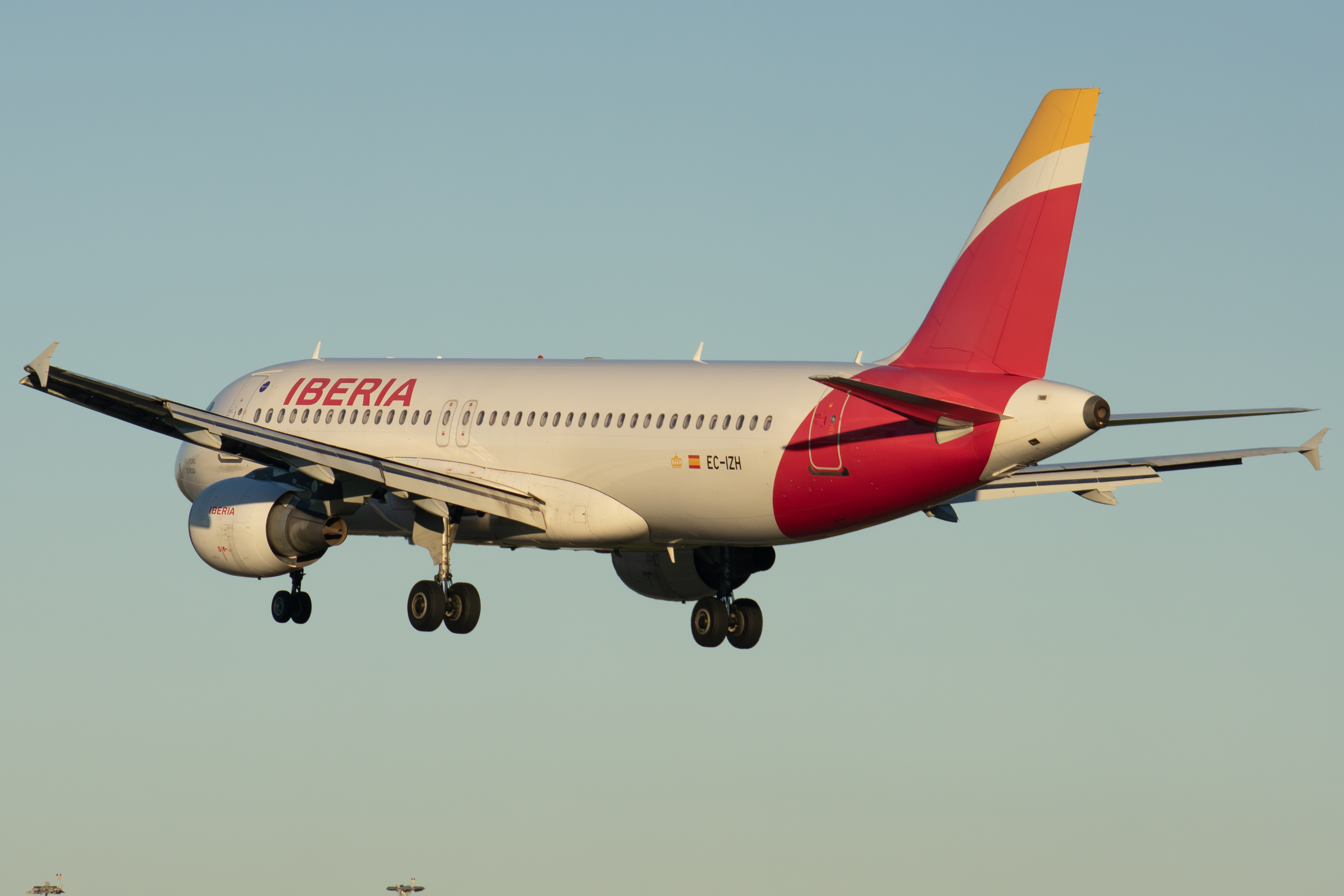 Full size: Iberia Airbus A319 EC-IZH at Lisbon Humberto Delgado Airport