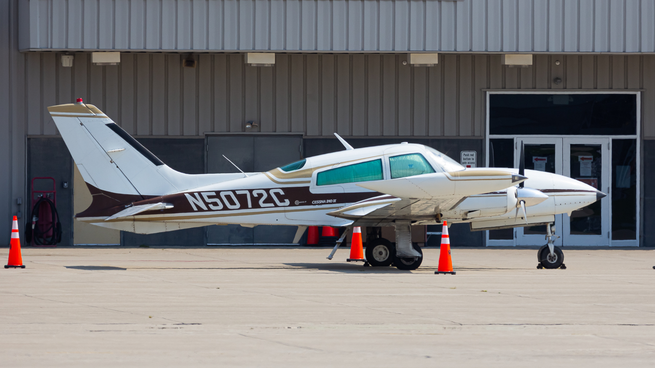 Full size: PRIVATE Cessna 310 II N5072C at Rickenbacker International Airport