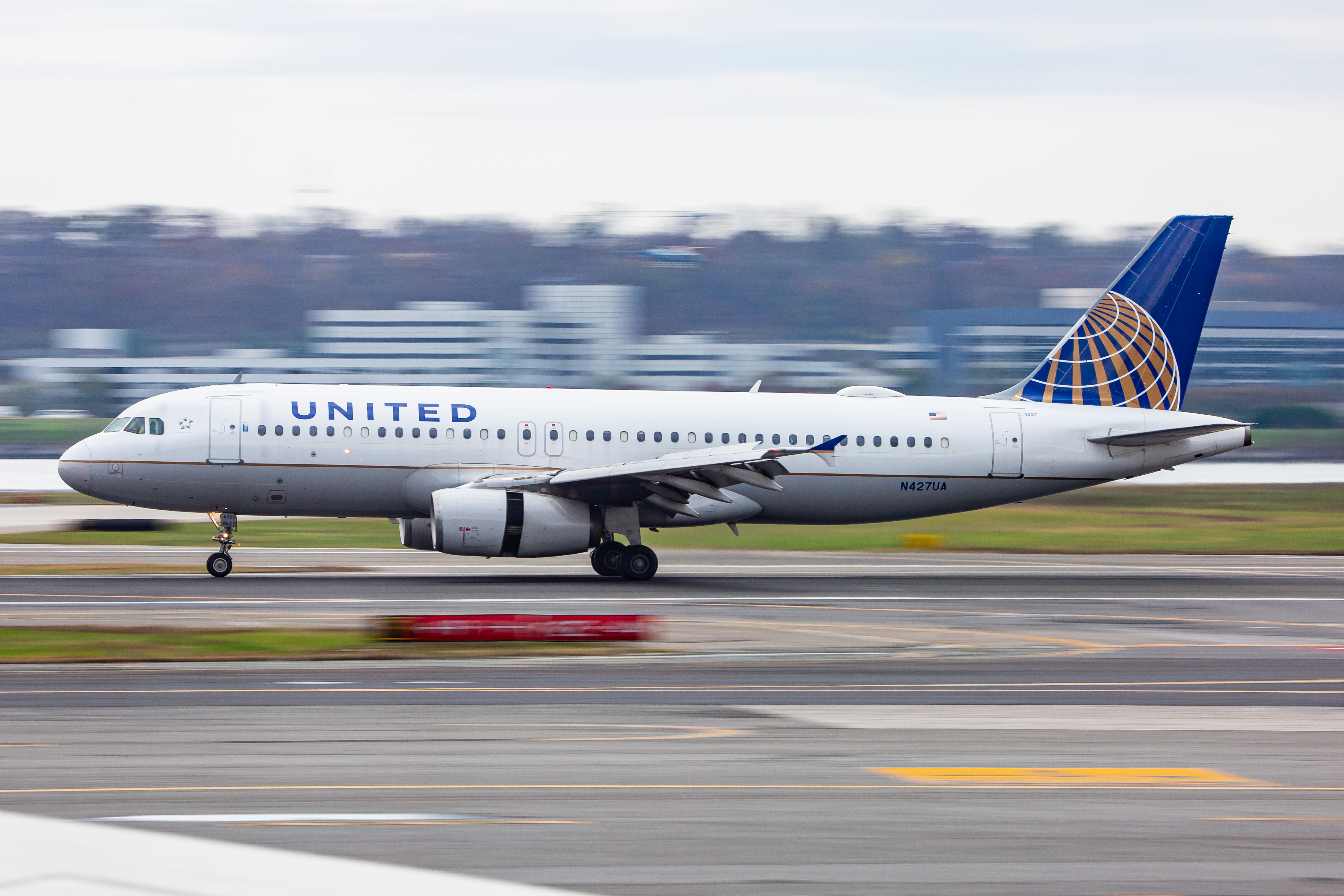 Full size: United Airlines Airbus A320 N427UA at Ronald Reagan National Airport