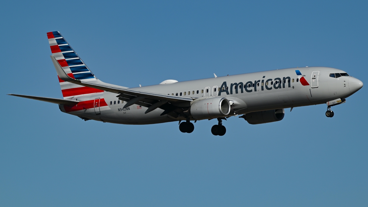 Full size: American Airlines Boeing 737-800 N942NN at Dallas-Fort Worth International Airport