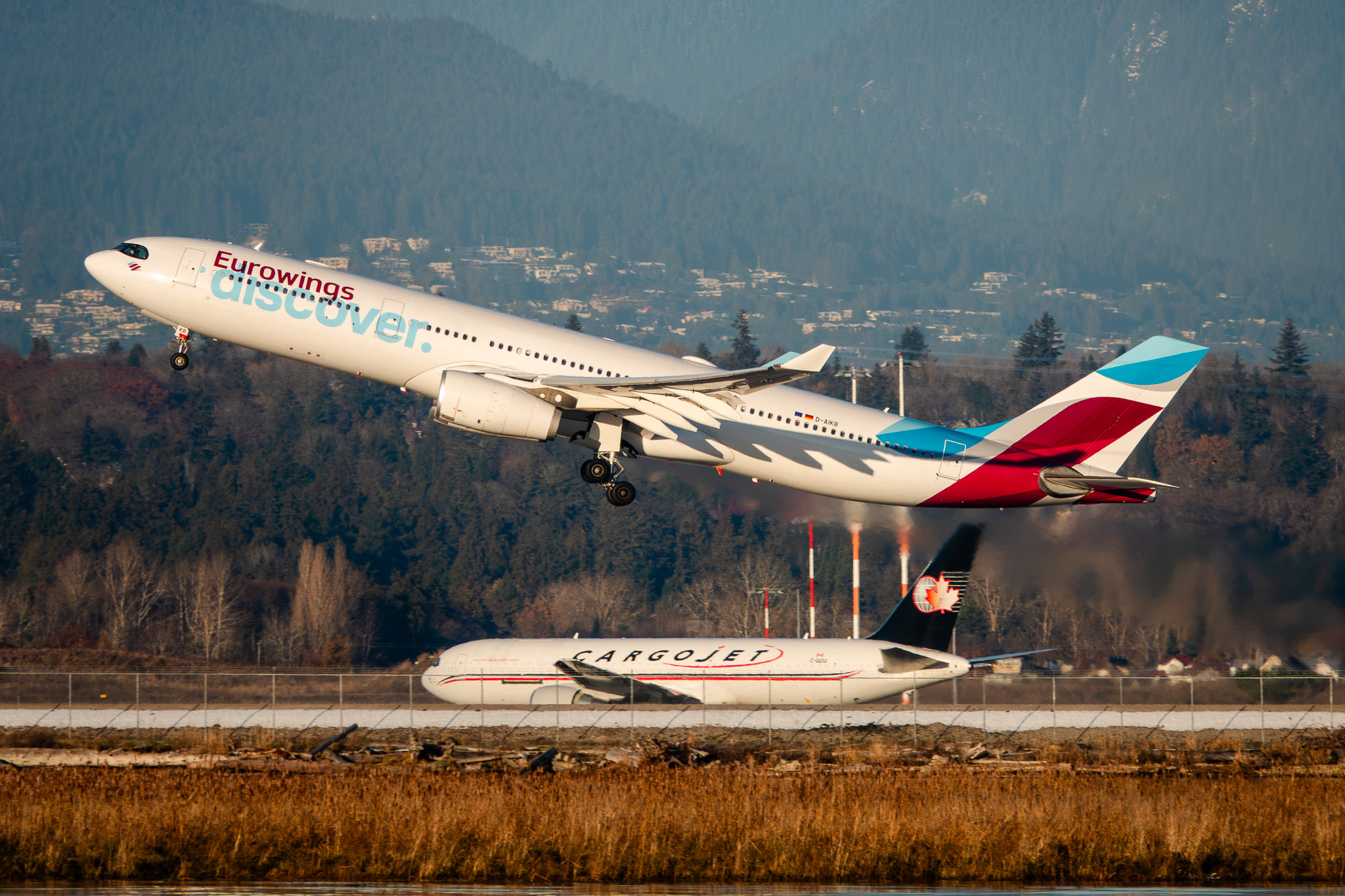 Full size: Discover Airlines Airbus A330-300 D-AIKB at Vancouver International Airport