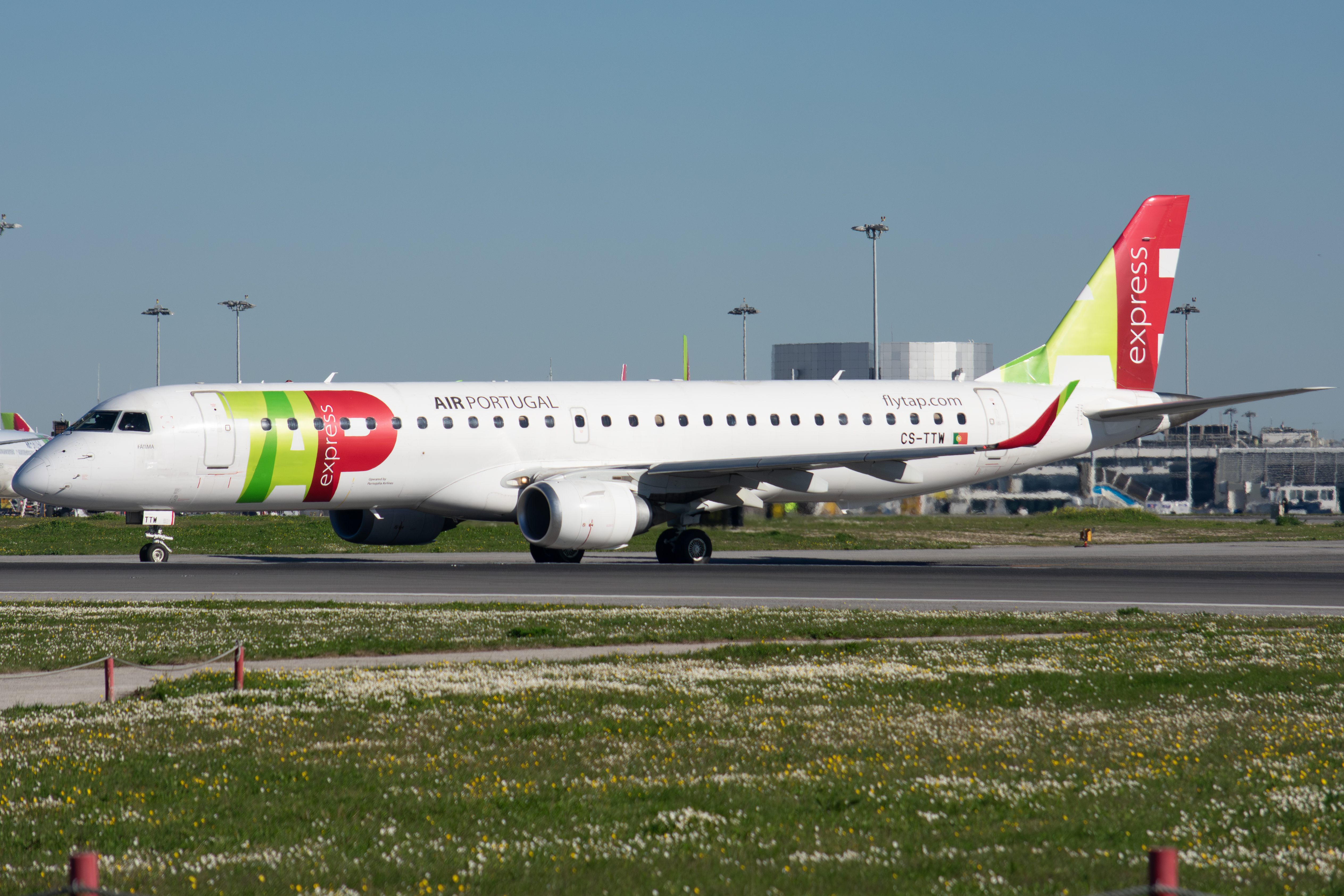 Full size: TAP Express Embraer E190 CS-TTW at Lisbon Humberto Delgado Airport