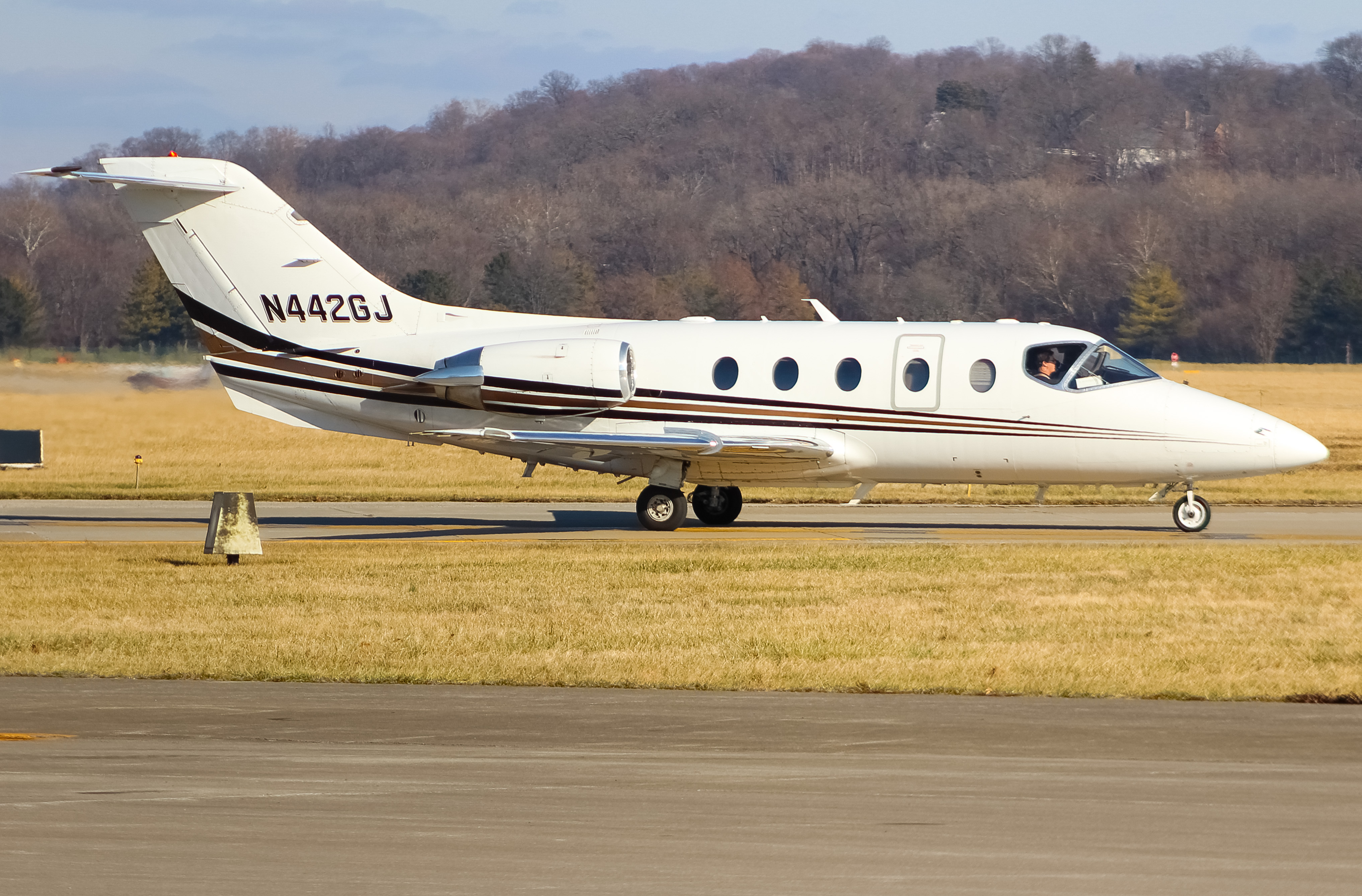 Full size: PRIVATE  Beechcraft Hawker 400 N442GJ at Cincinnati Municipal Airport/Lunken Field