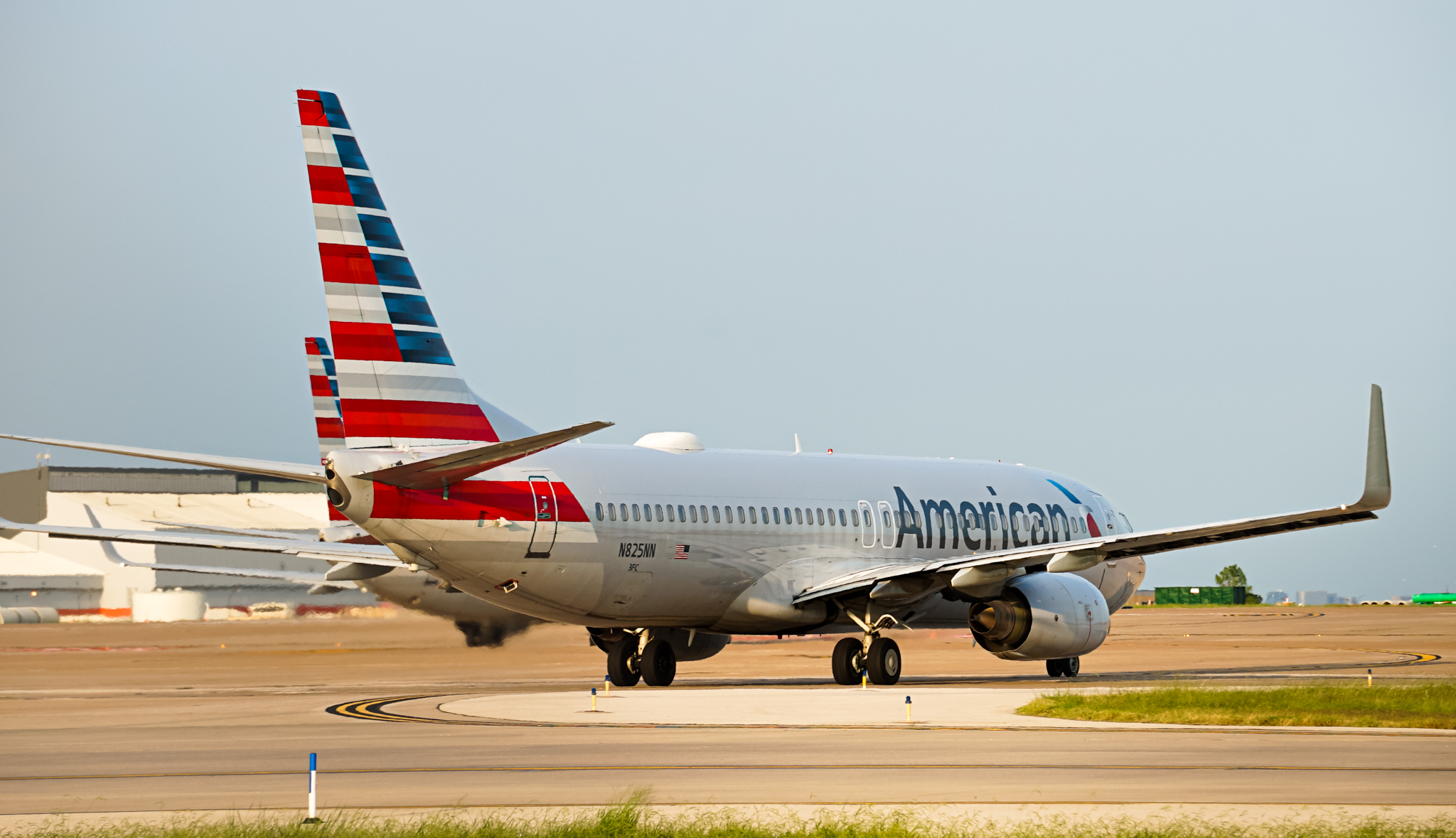 Full size: American Airlines Boeing 737-800 N825NN at Dallas-Fort Worth International Airport