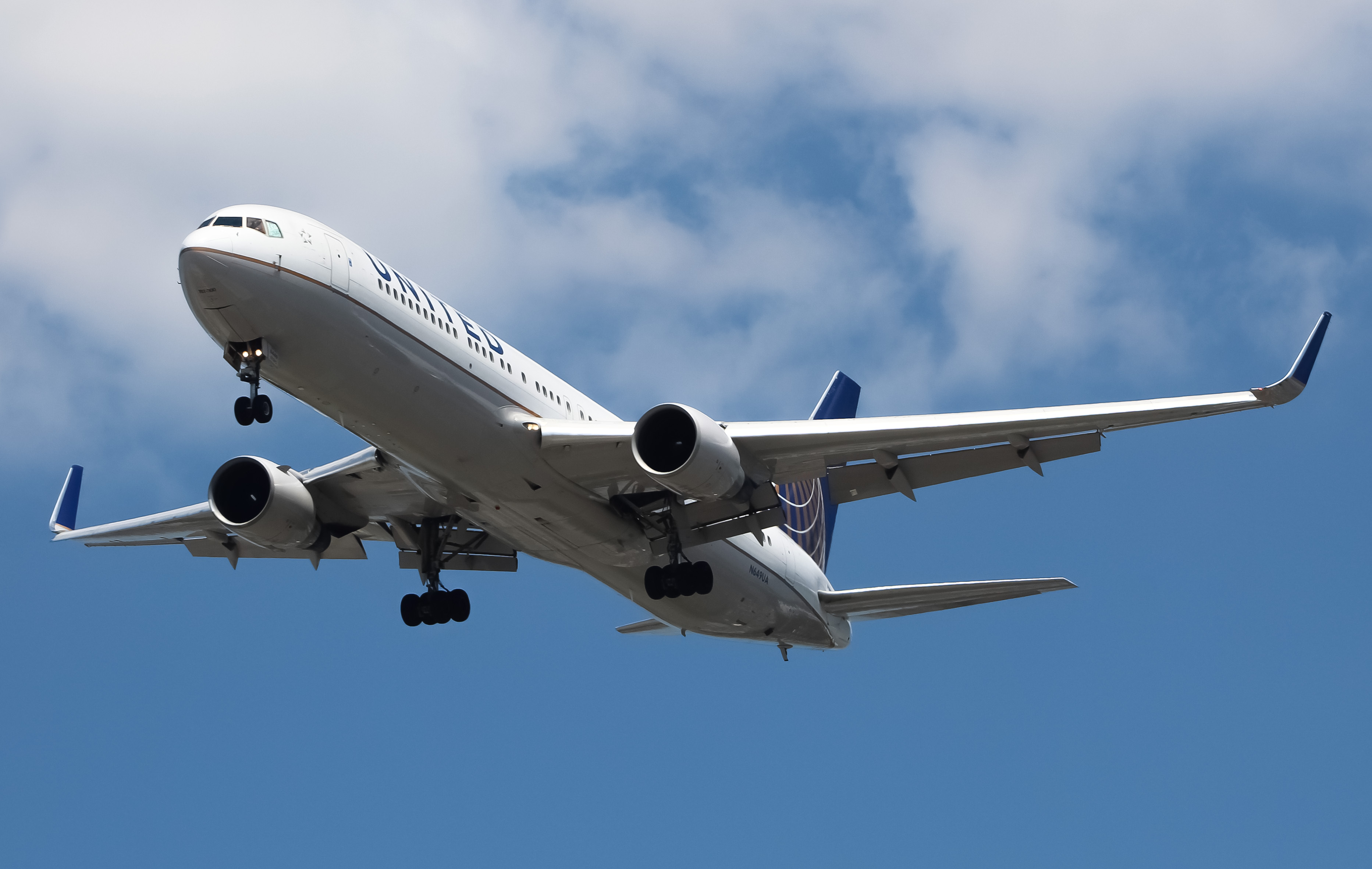 Full size: United Airlines Boeing 767-300ER N649UA at Newark Liberty International Airport