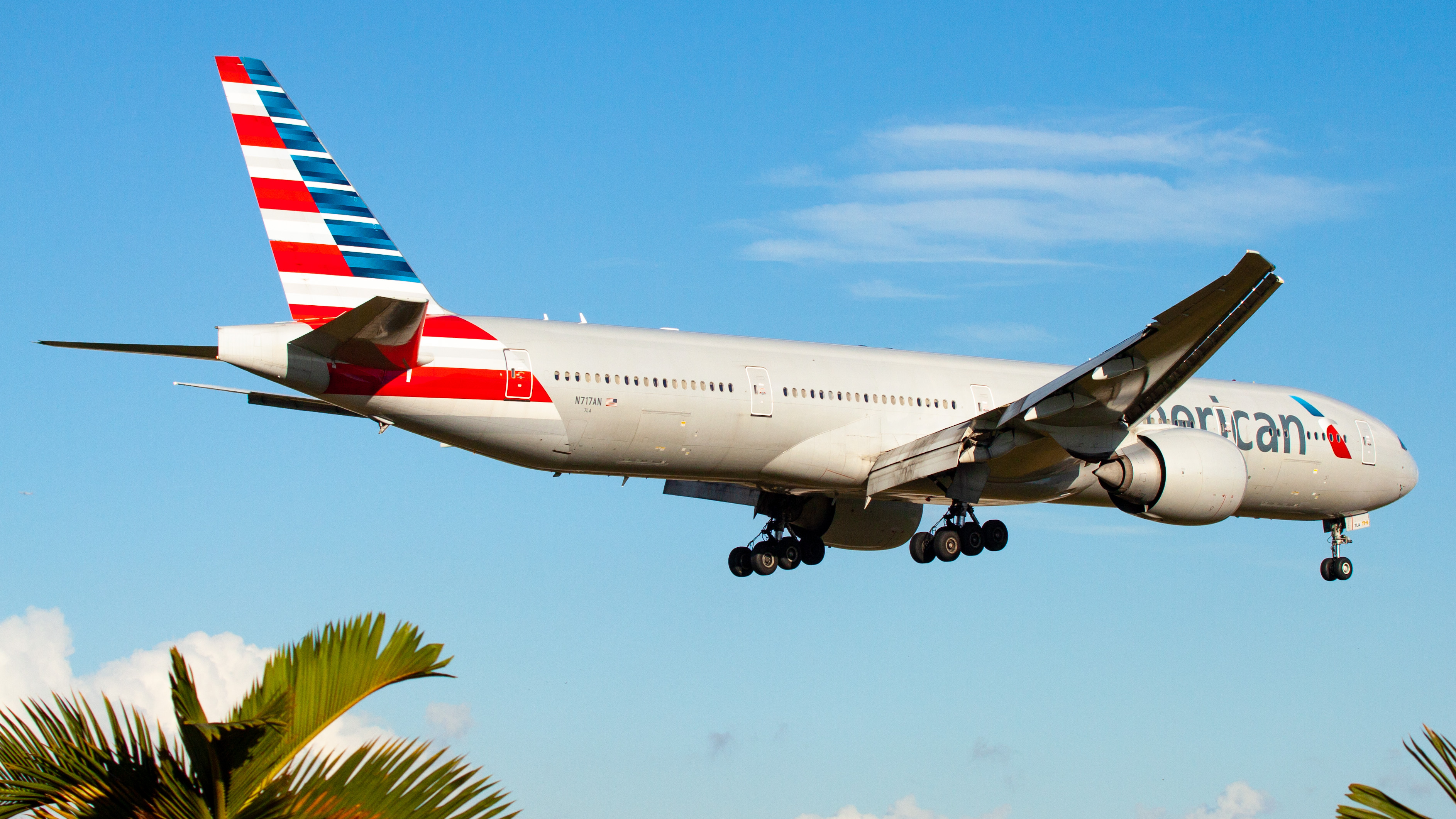 Full size: American Airlines Boeing 777-300ER N717AN at Miami International Airport