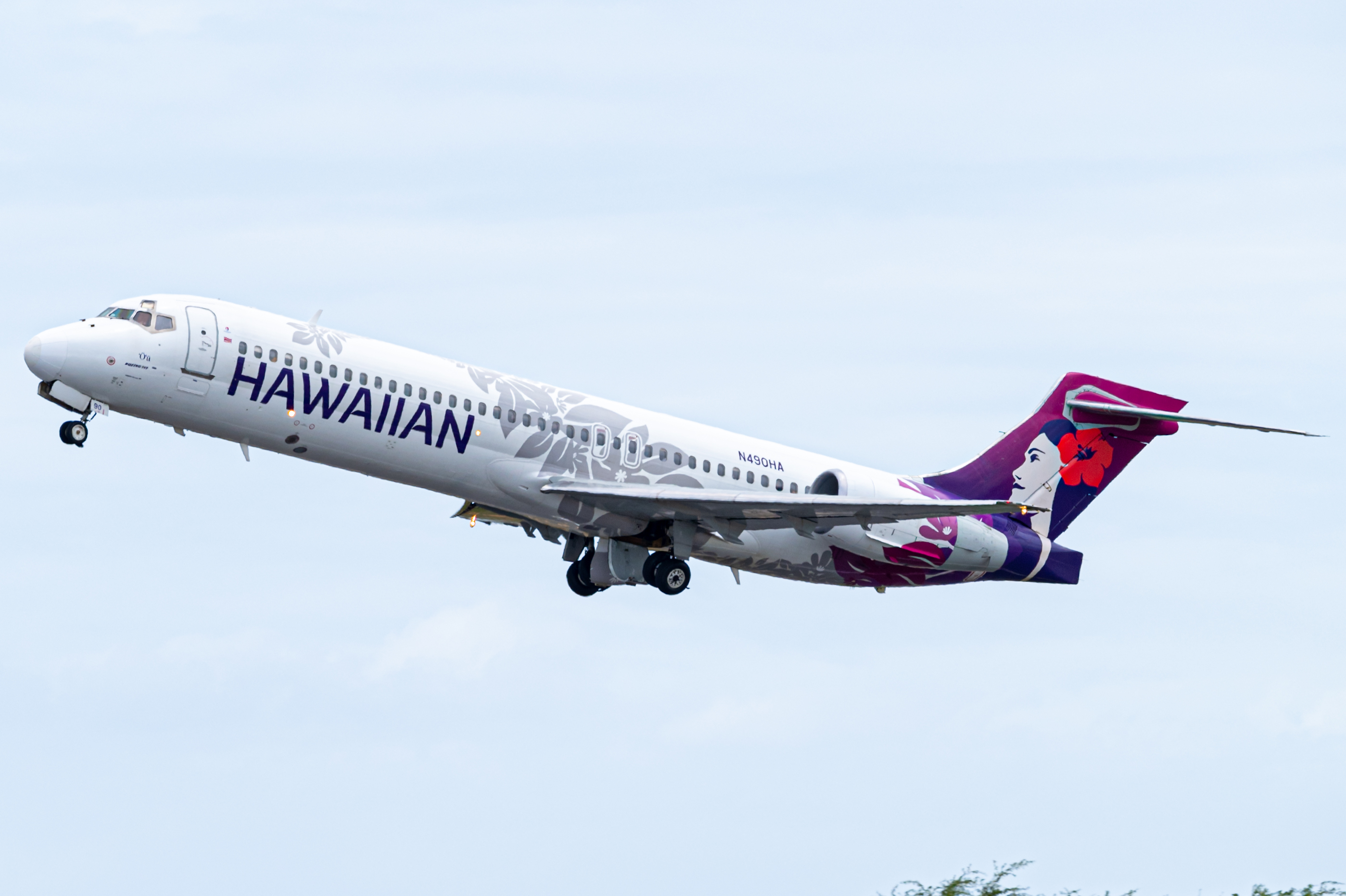 Full size: Hawaiian Airlines Boeing 717-200 N490HA at Daniel K Inouye International Airport