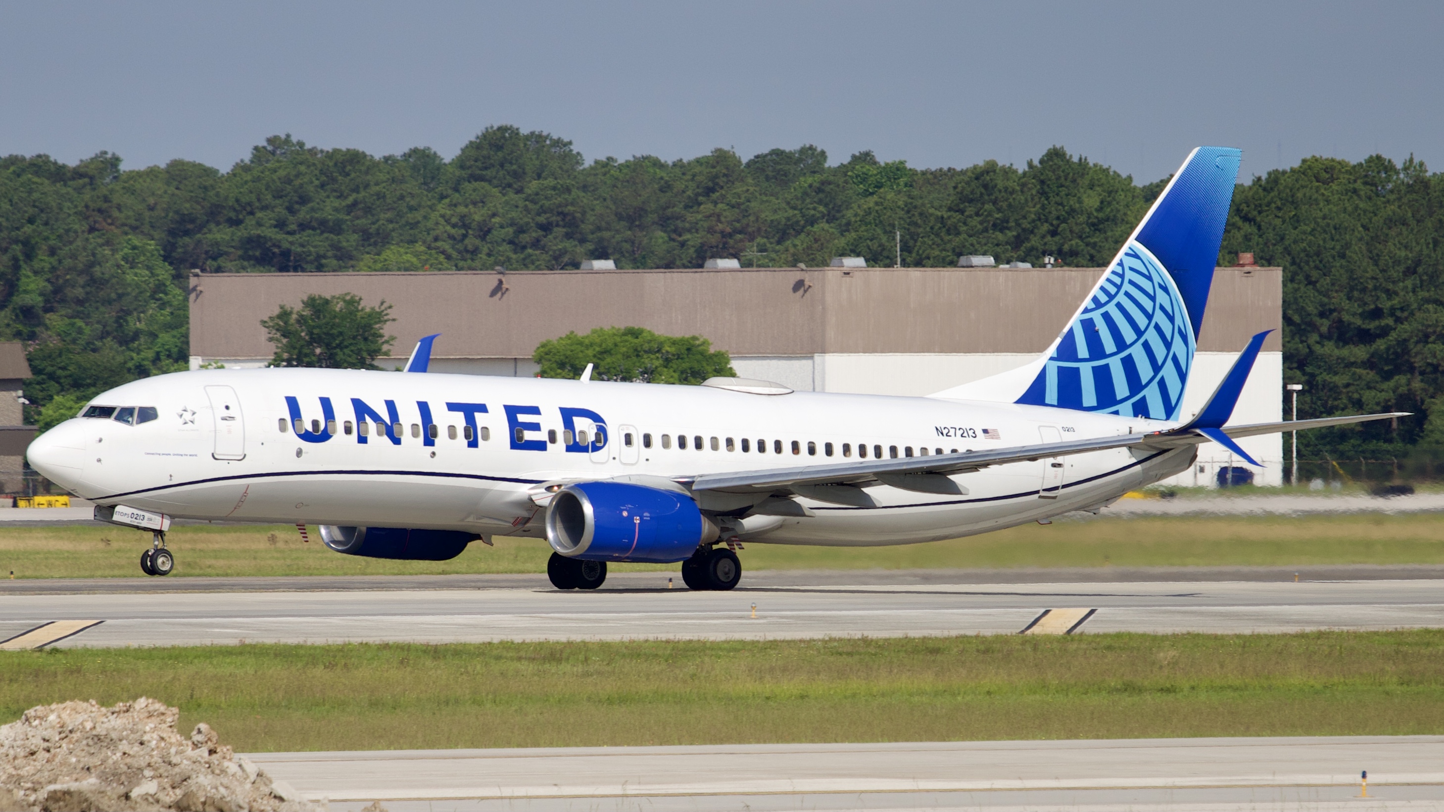 Full size: United Airlines Boeing 737-800 N27213 at Houston-George Bush Intercontinental Airport