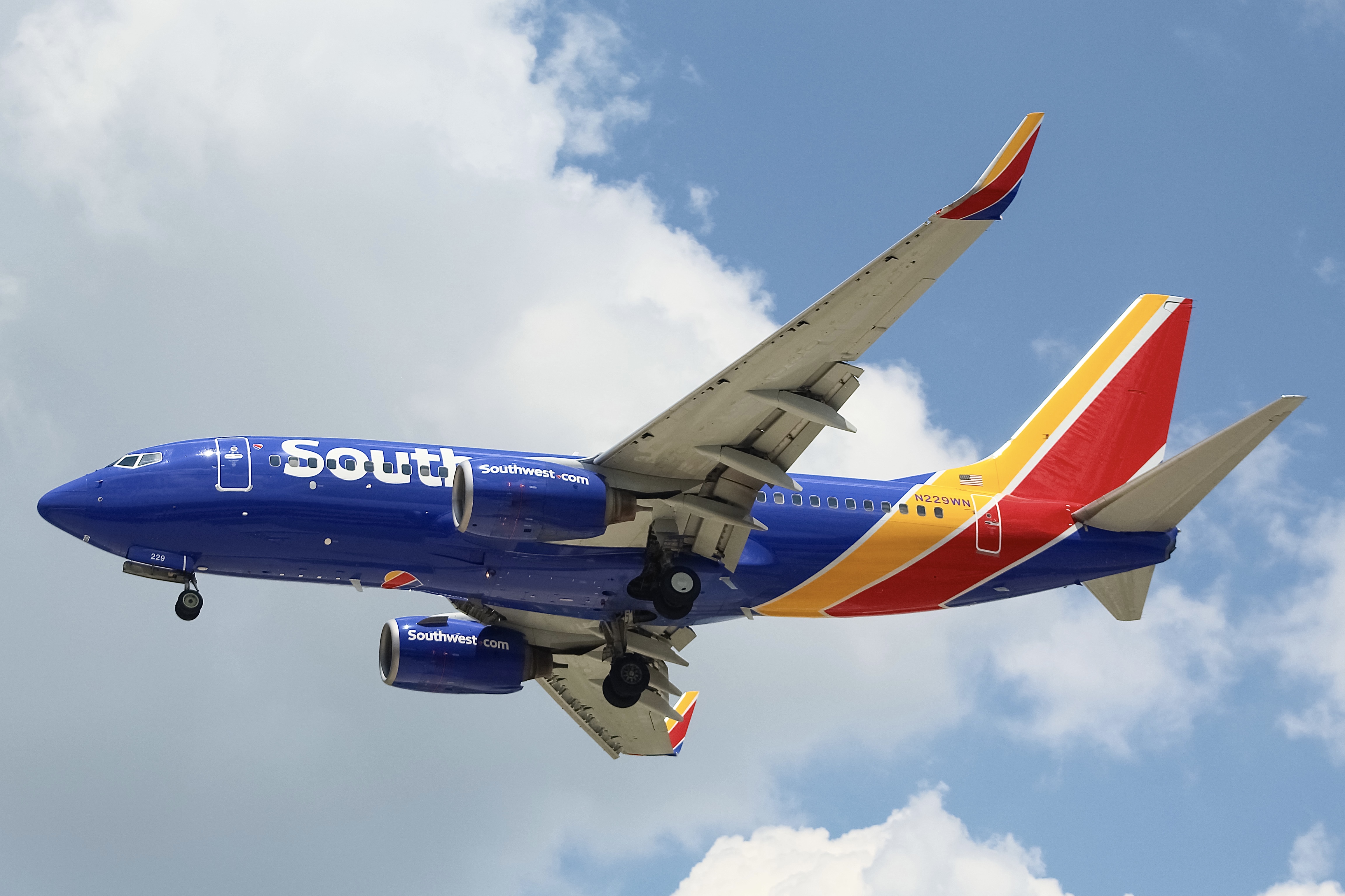 Full size: Southwest Airlines Boeing 737-700 N229WN at General Mitchell International Airport