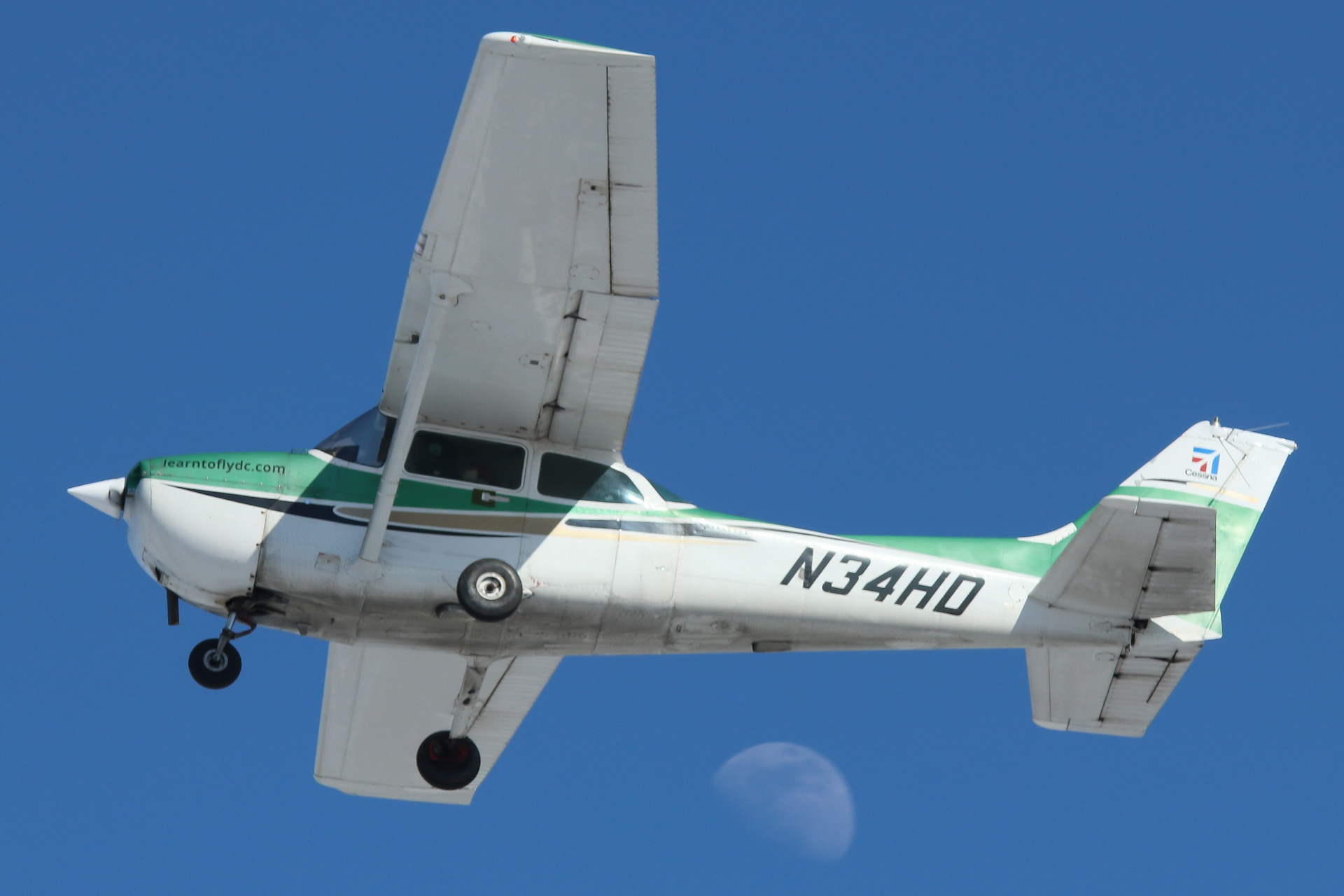 Full size: PRIVATE Cessna 172 N34HD at York Airport